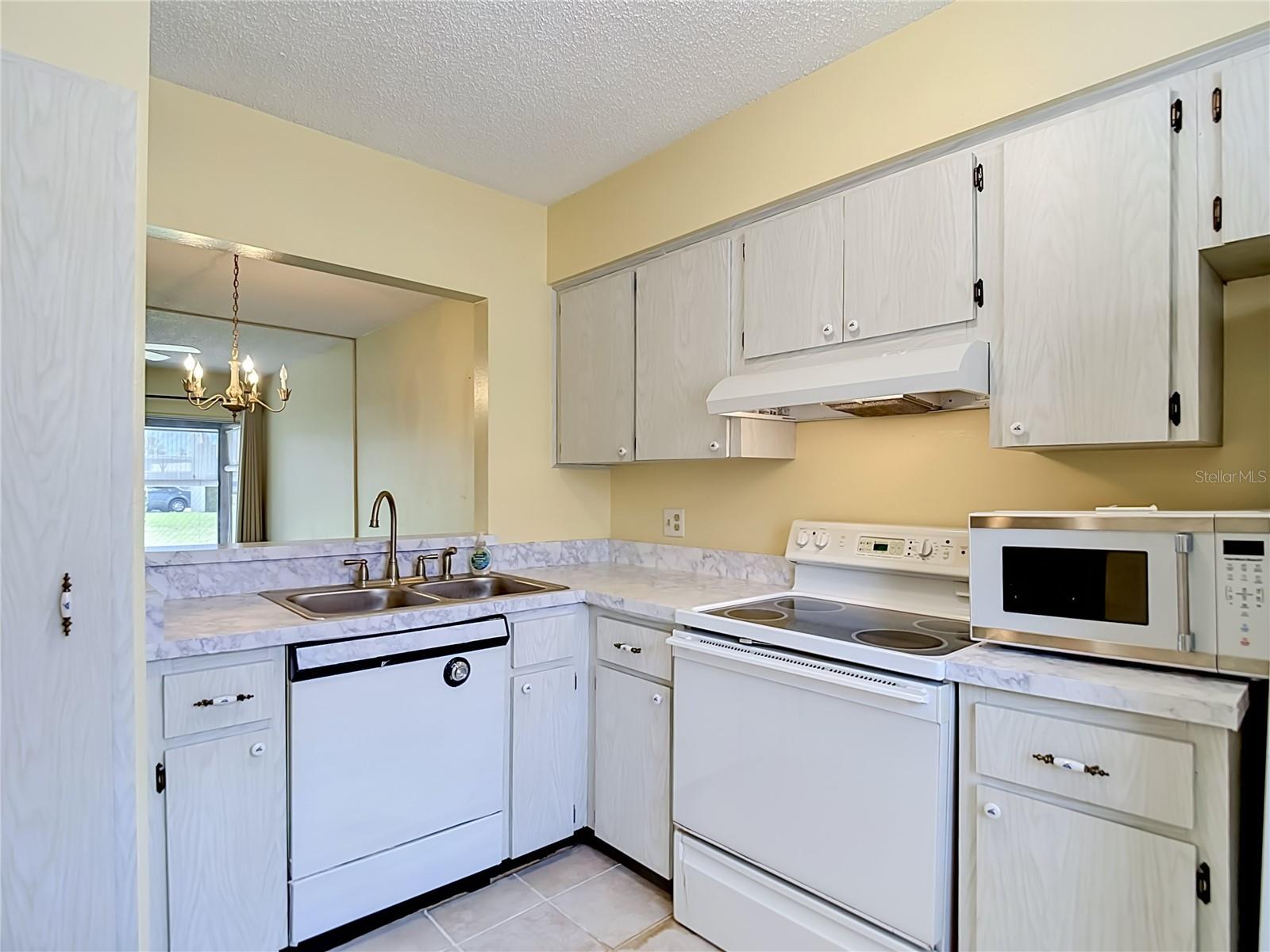 Listing photo id 6 for 11132 Pembridge Court 6