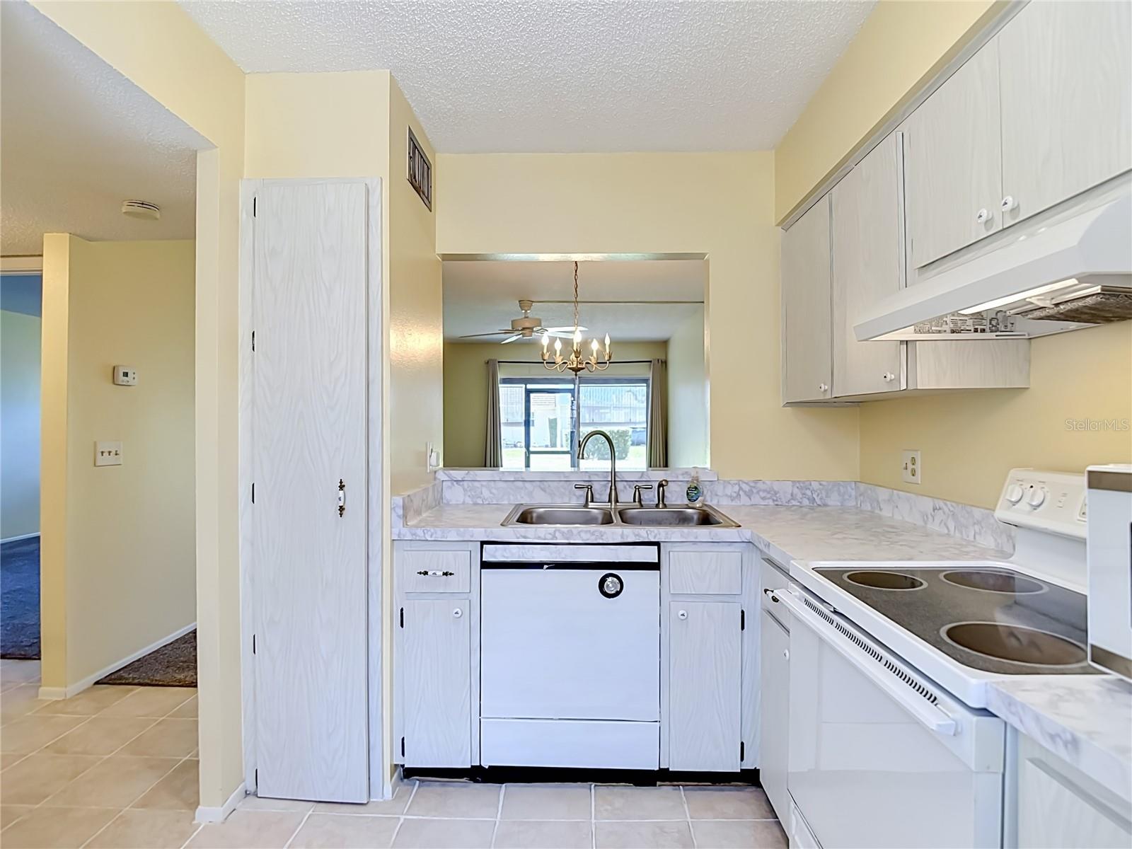 Listing photo id 7 for 11132 Pembridge Court 6