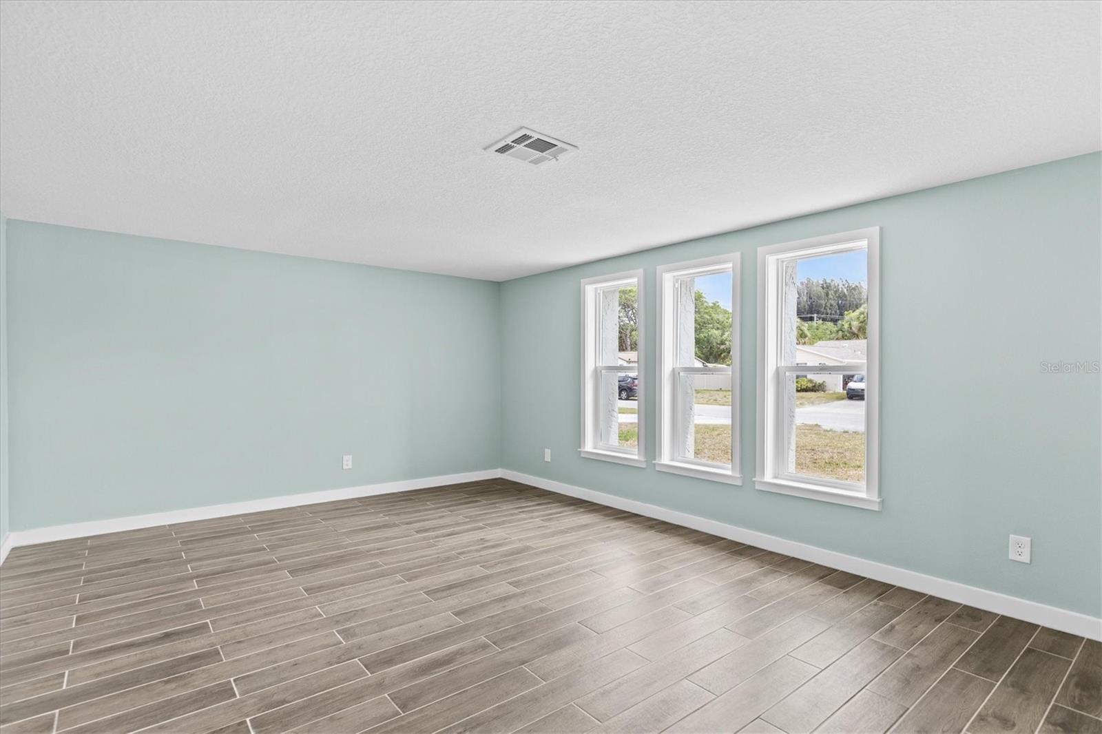 Image 19 of 56 For 7427 Southwind Drive