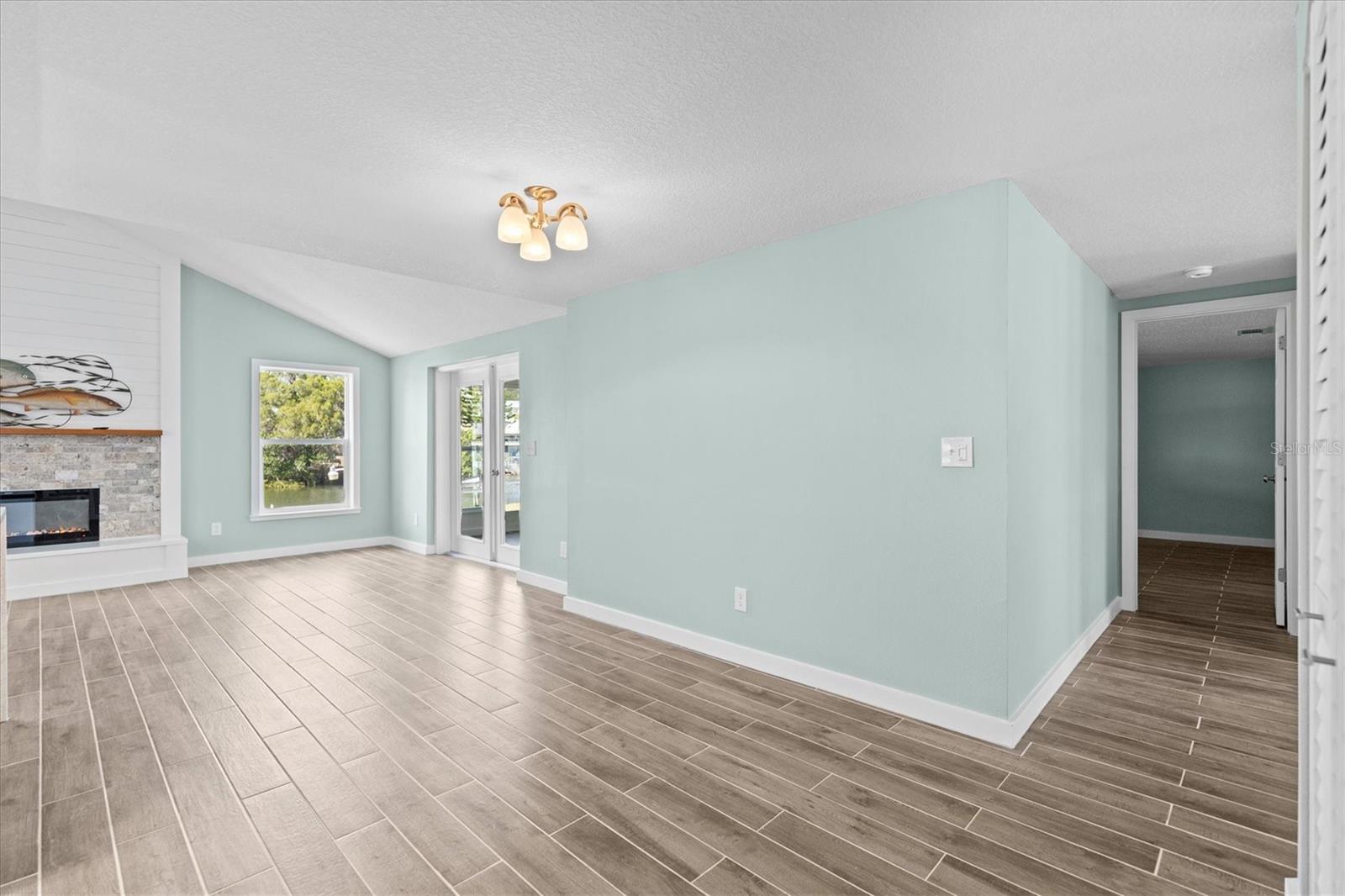 Image 23 of 56 For 7427 Southwind Drive