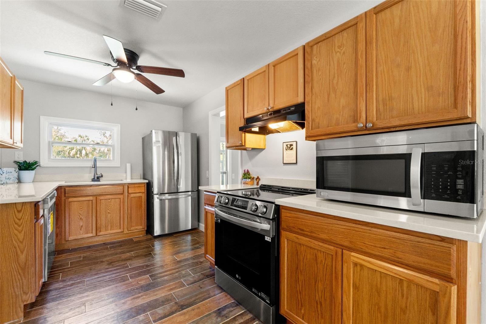 Image 23 of 50 For 10928 Fort Island Trail