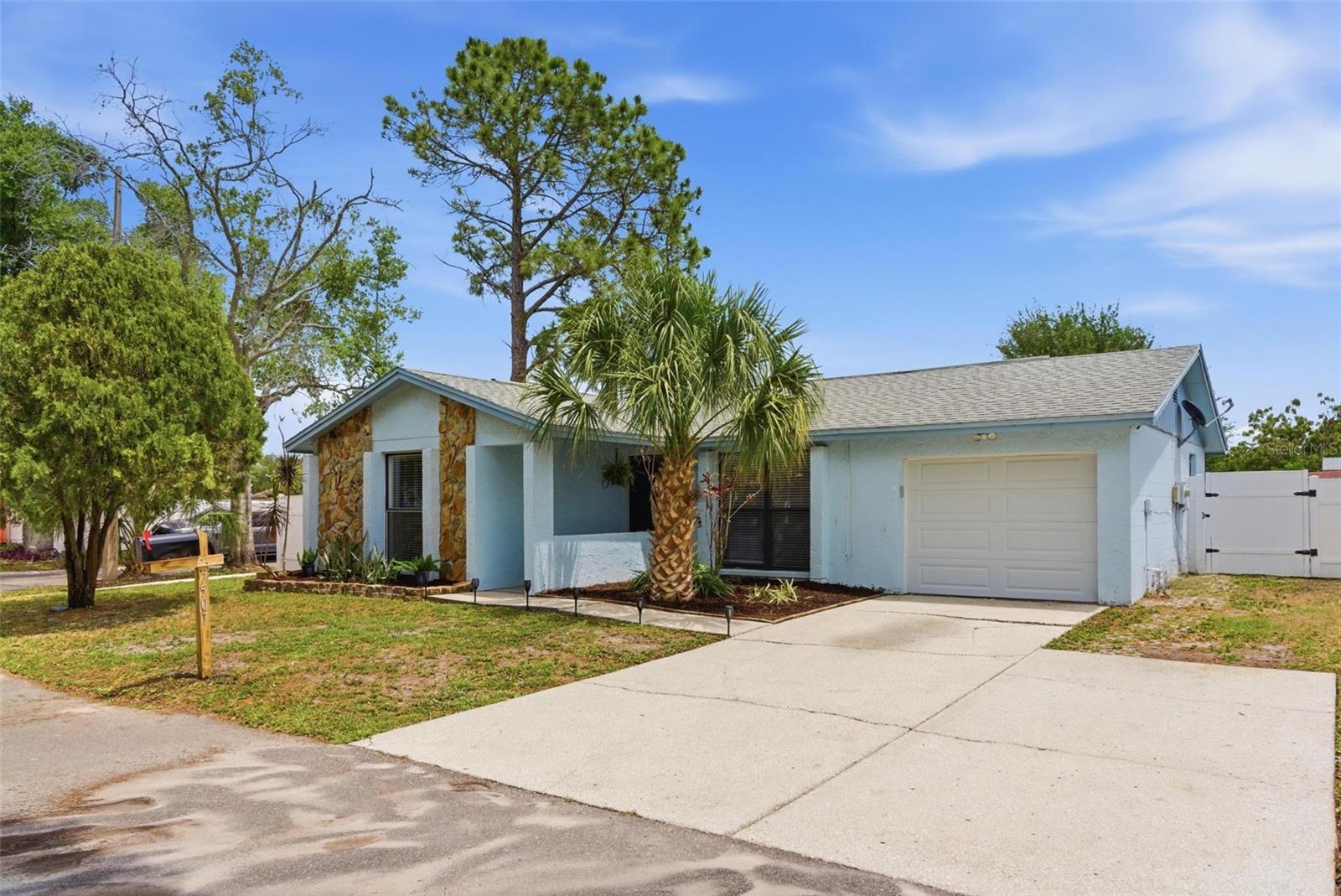 Image 4 of 44 For 7507 Woodland Oaks Court