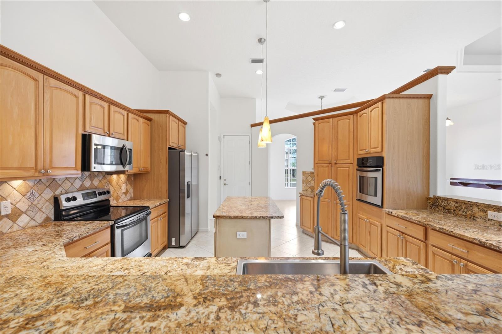 Listing photo id 11 for 130 Linder Drive