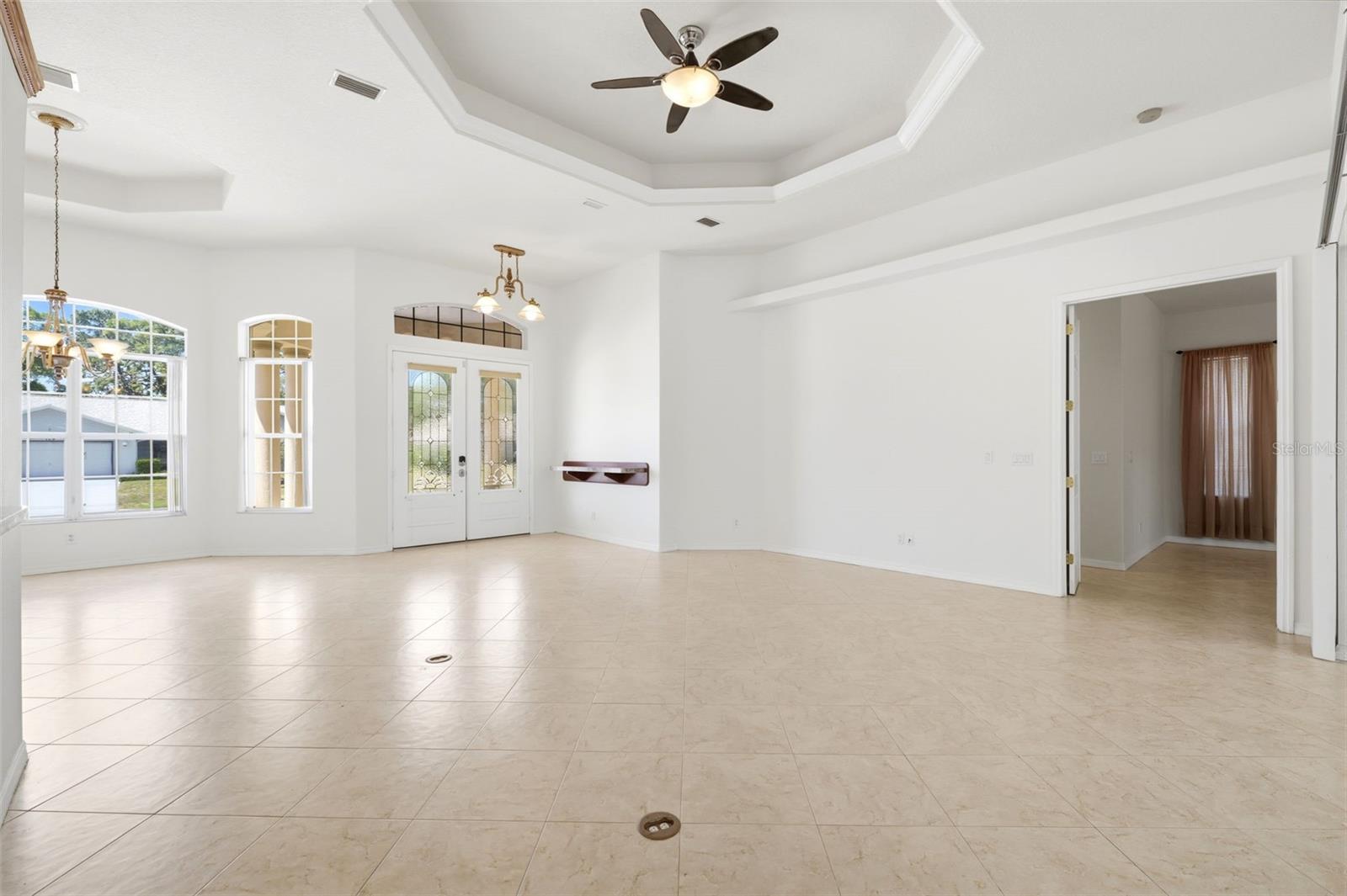 Listing photo id 3 for 130 Linder Drive