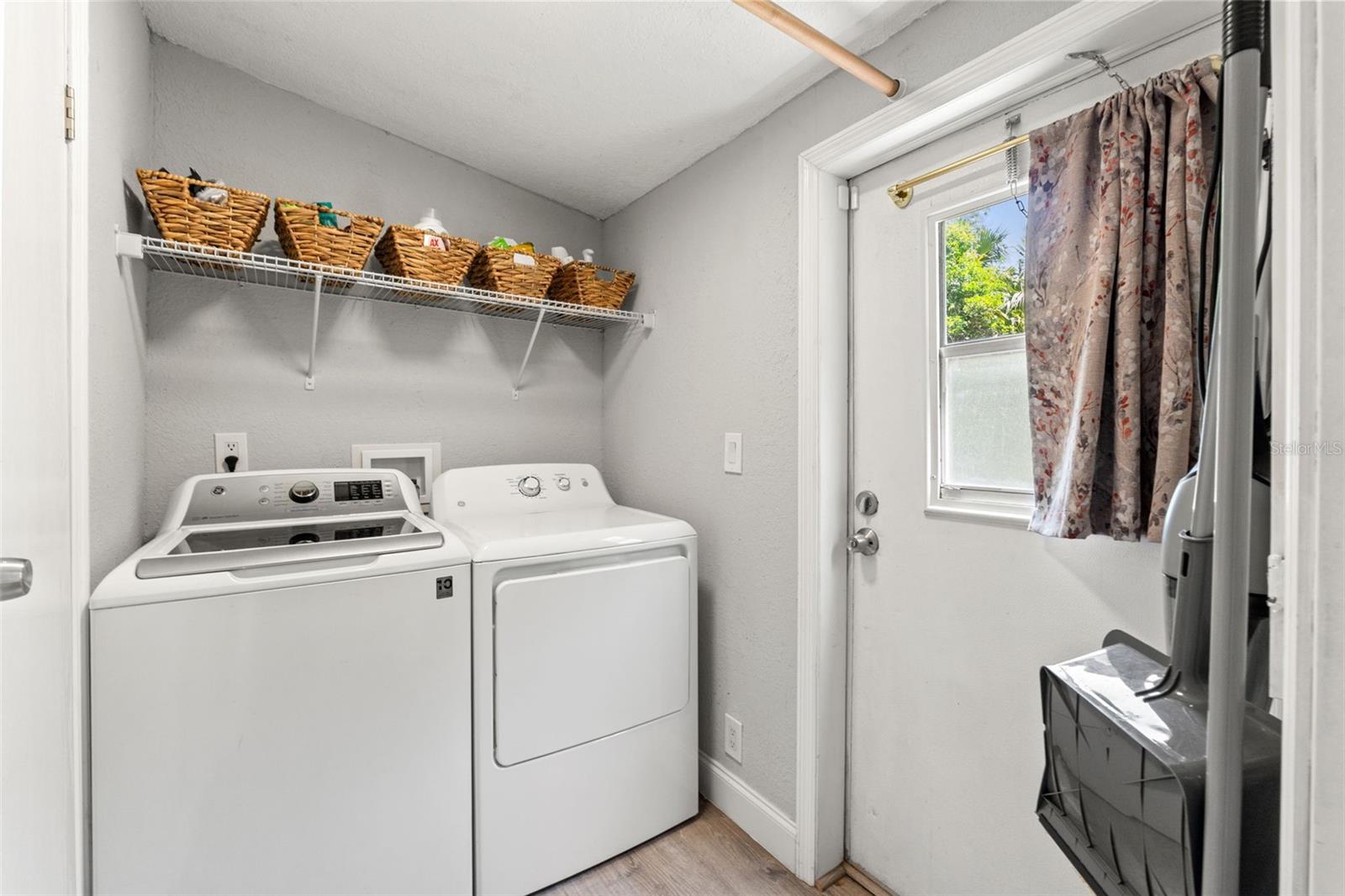 Image 20 of 29 For 6886 Edgewood Lane