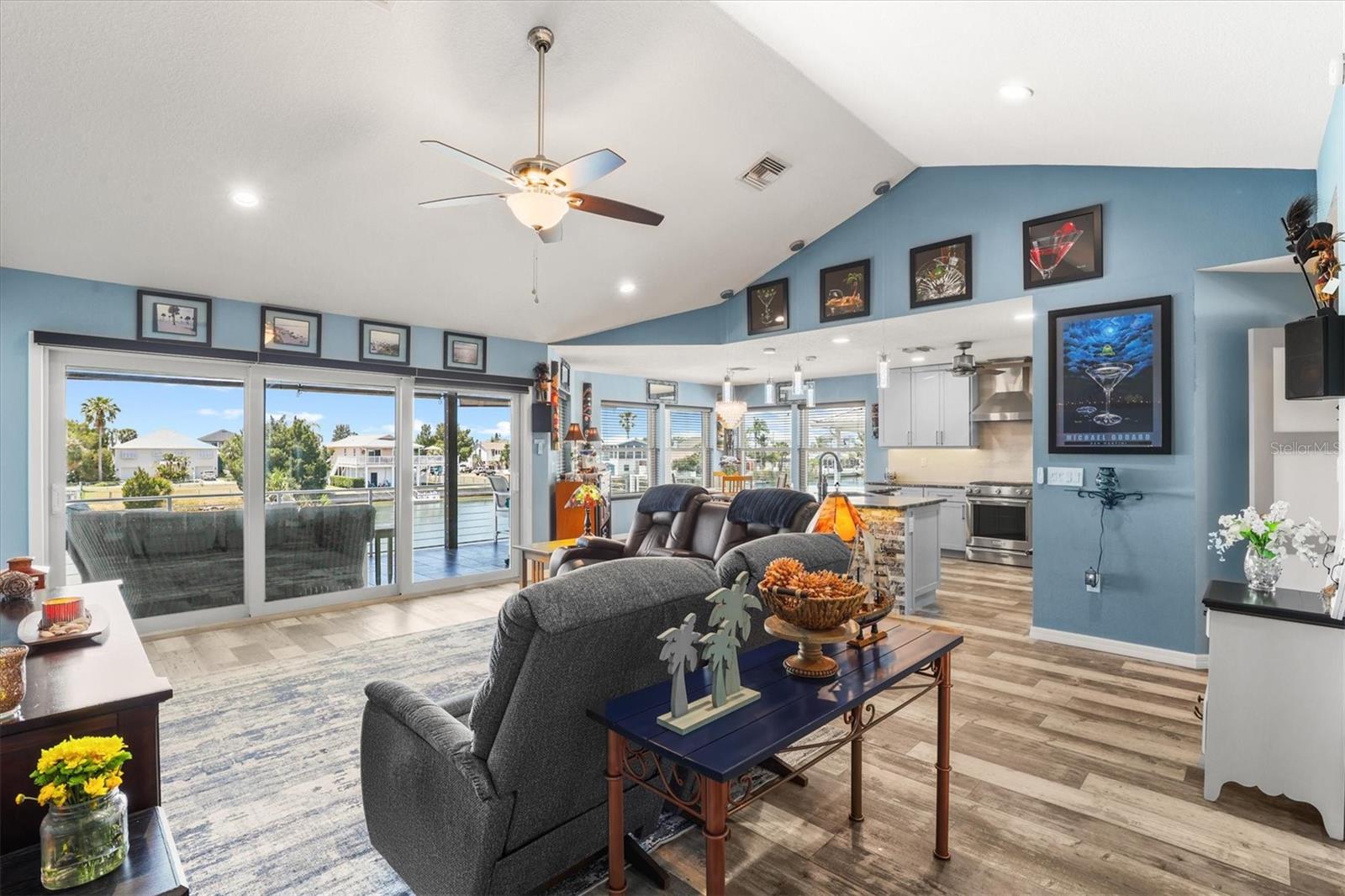 Listing photo id 11 for 3351 Poinsettia Drive