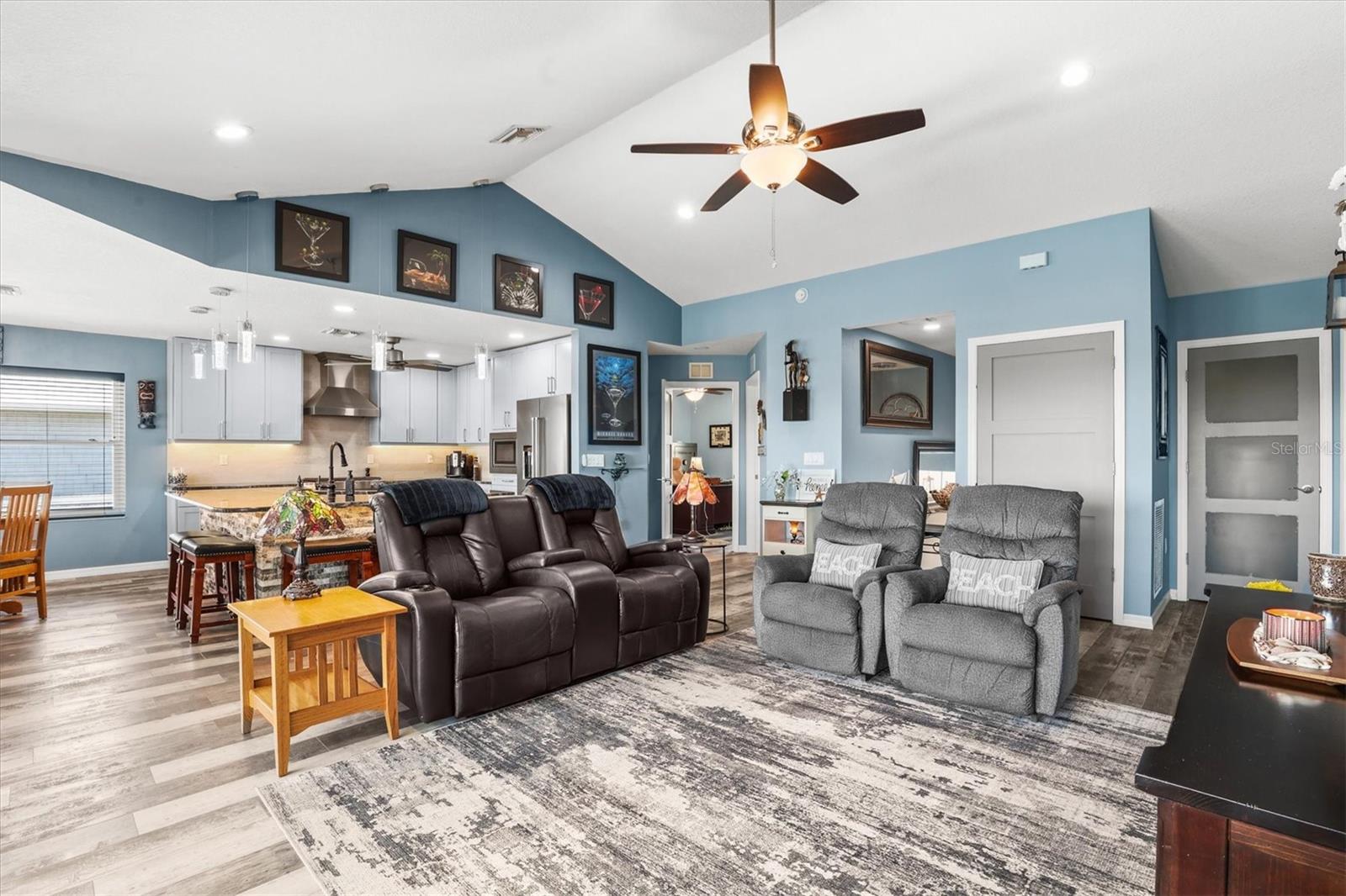 Listing photo id 13 for 3351 Poinsettia Drive