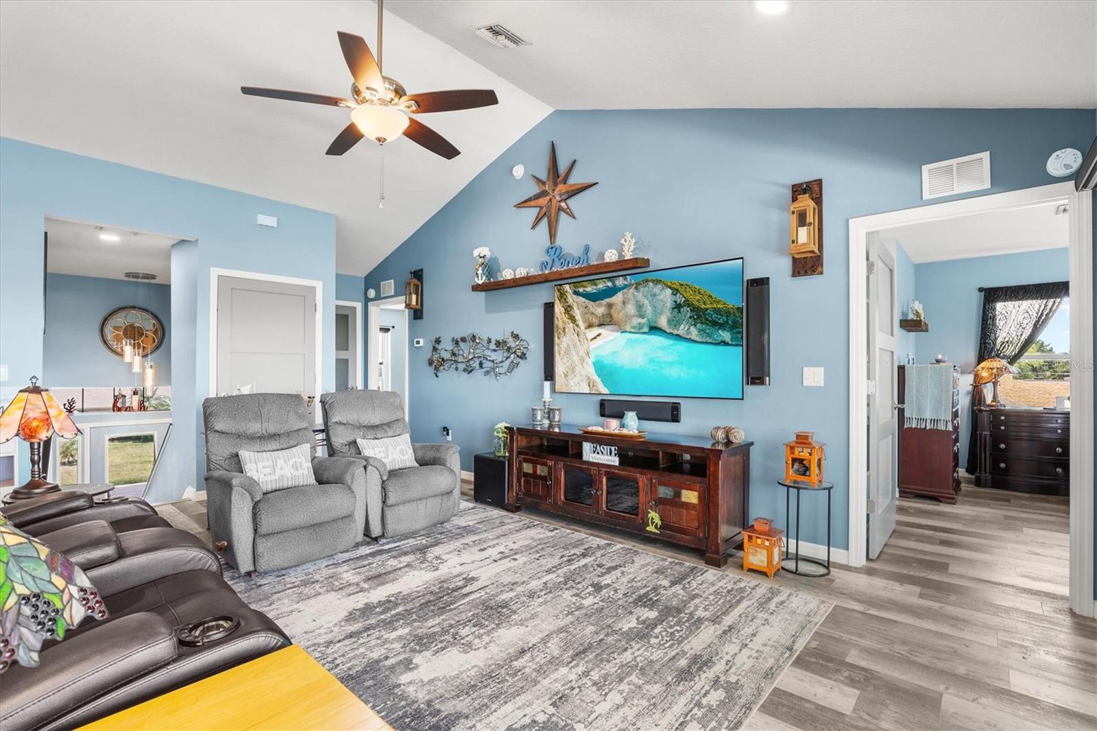 Listing photo id 14 for 3351 Poinsettia Drive