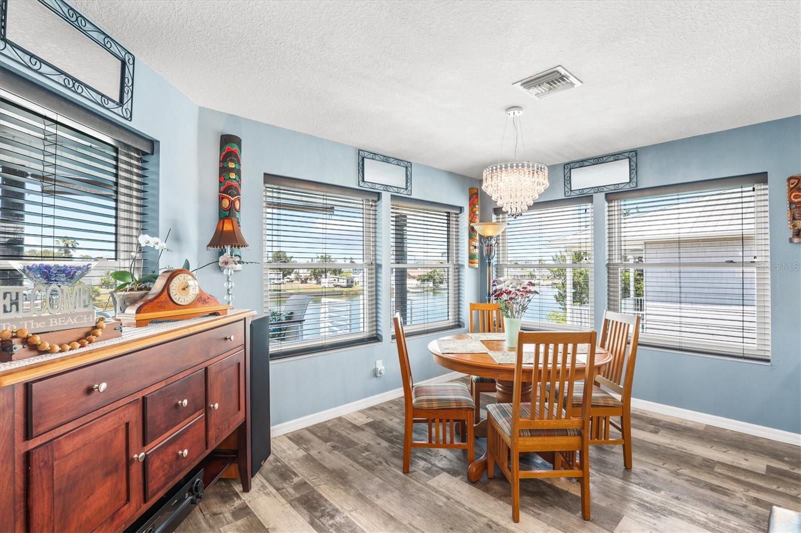 Listing photo id 22 for 3351 Poinsettia Drive