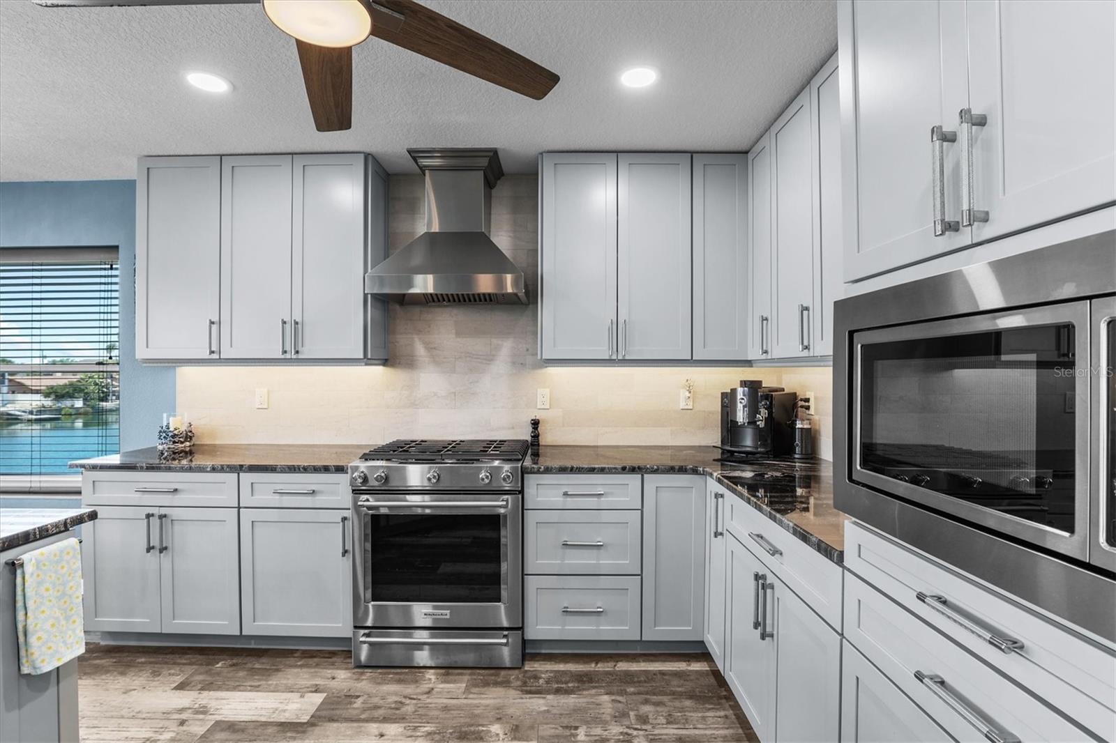 Listing photo id 24 for 3351 Poinsettia Drive