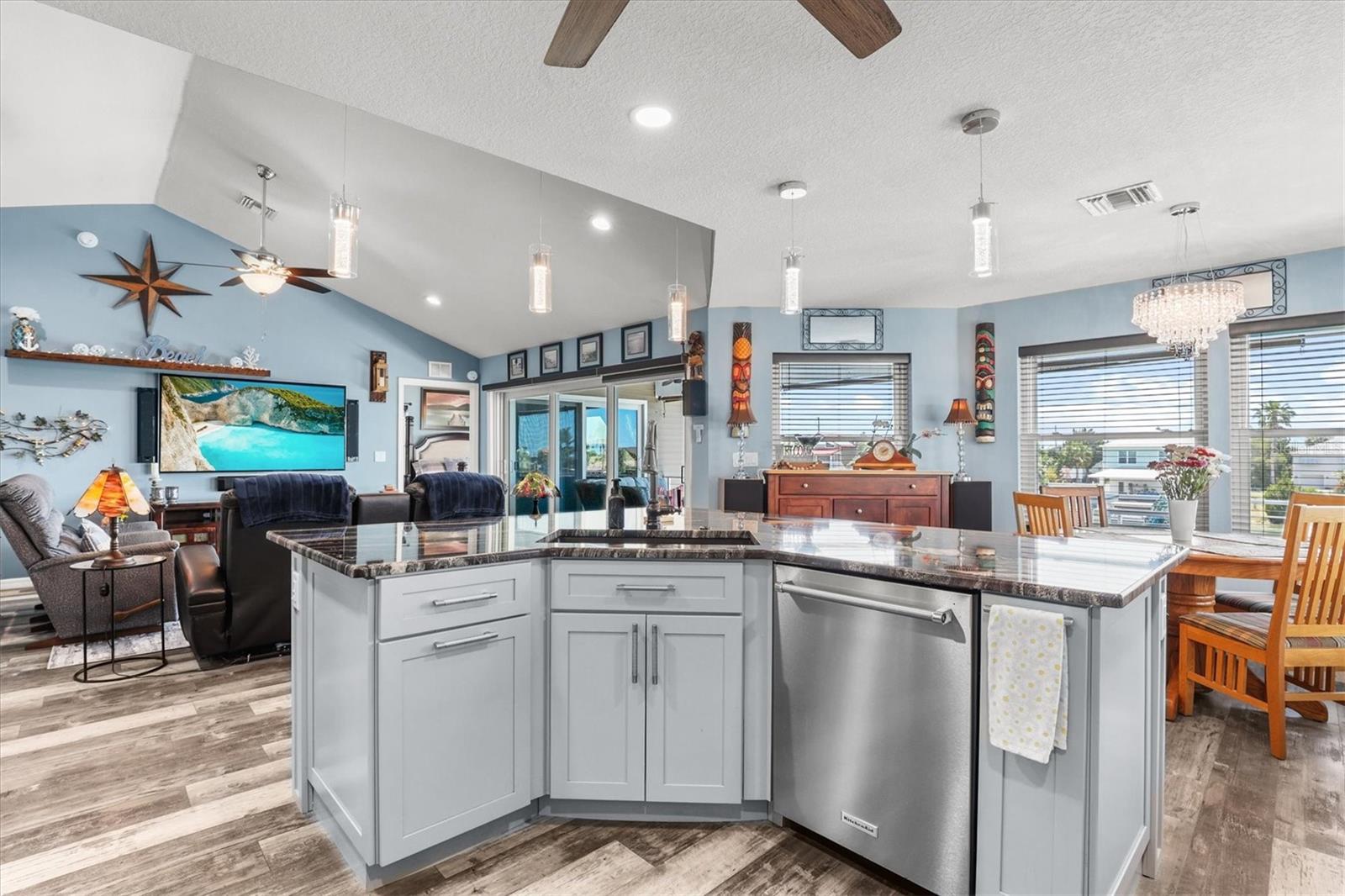 Listing photo id 25 for 3351 Poinsettia Drive