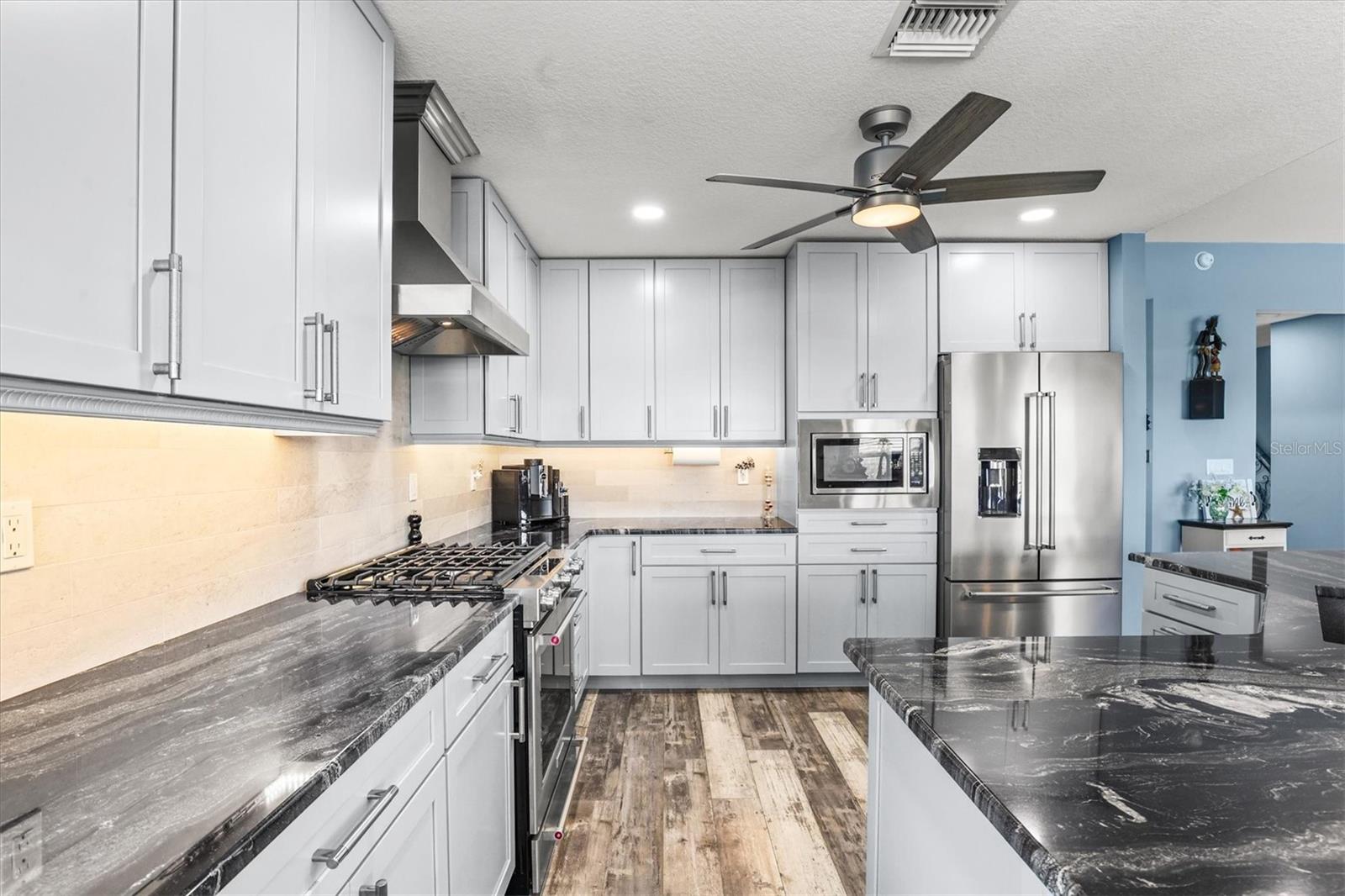 Listing photo id 26 for 3351 Poinsettia Drive