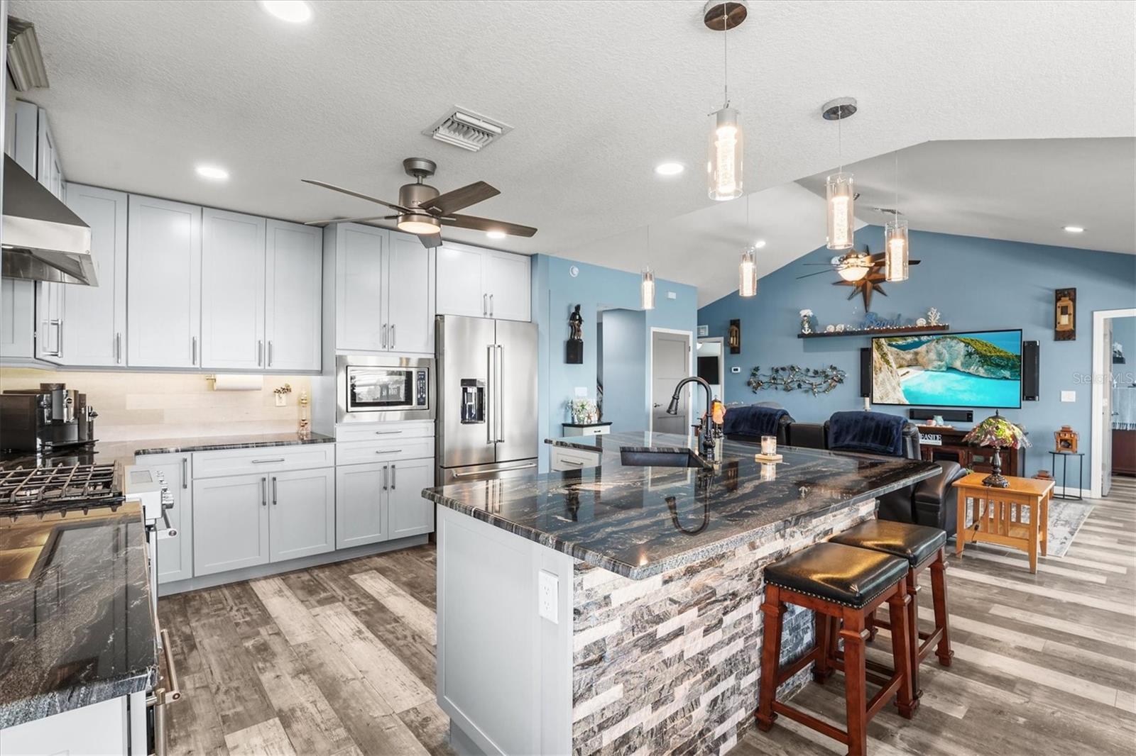 Listing photo id 27 for 3351 Poinsettia Drive