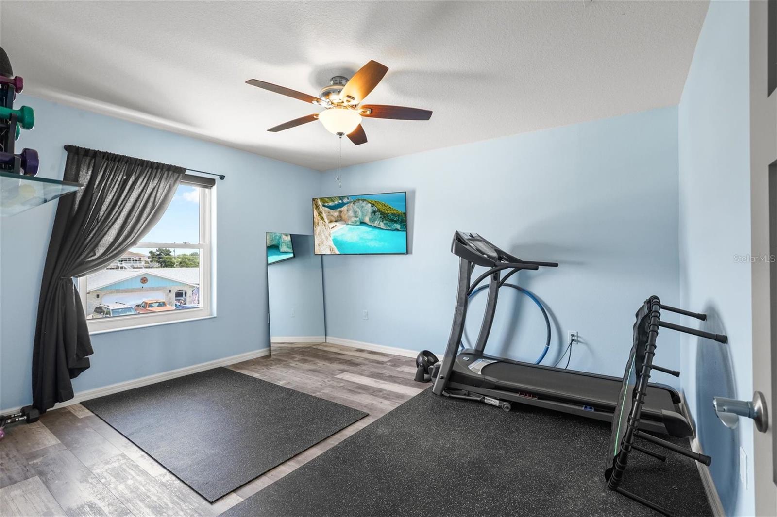 Listing photo id 41 for 3351 Poinsettia Drive