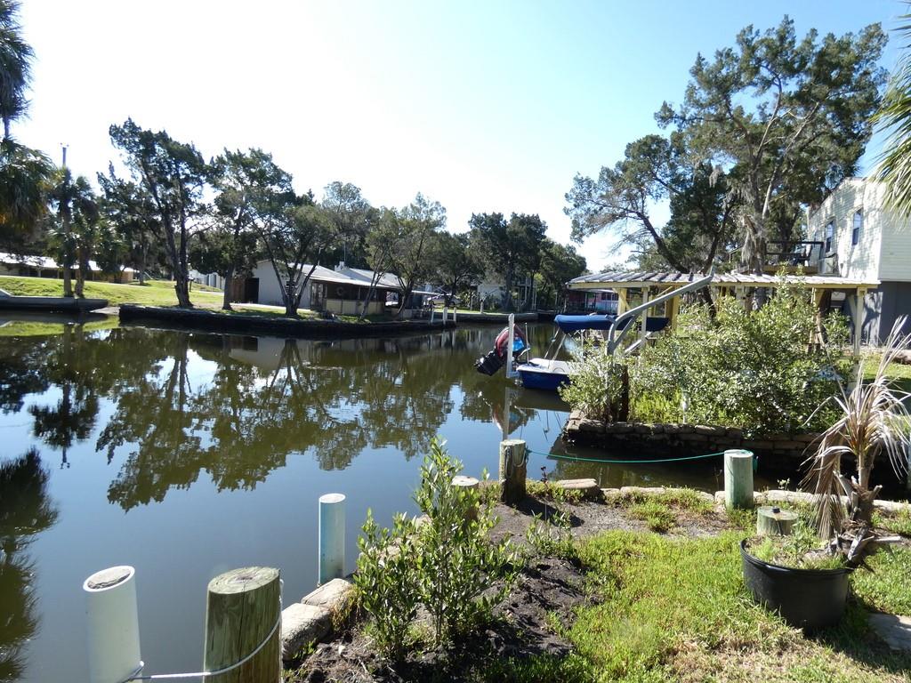 Listing photo id 1 for 2215 Hunt Point