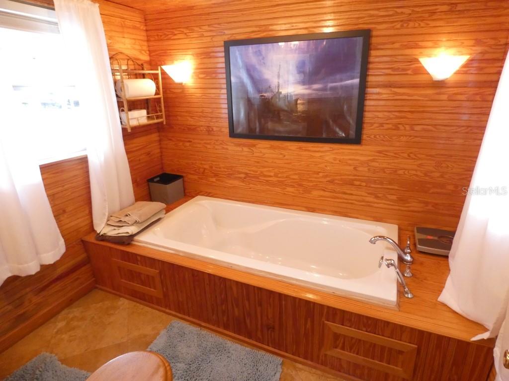 Listing photo id 32 for 2215 Hunt Point