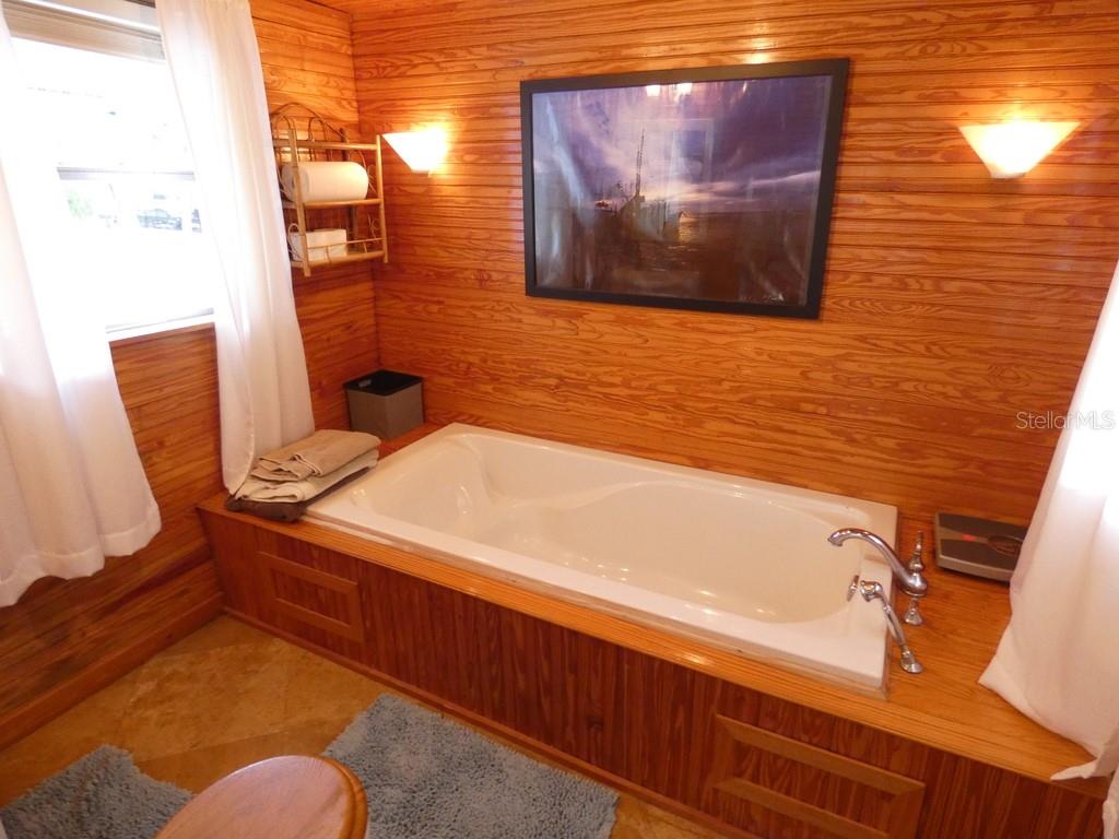 Listing photo id 7 for 2215 Hunt Point