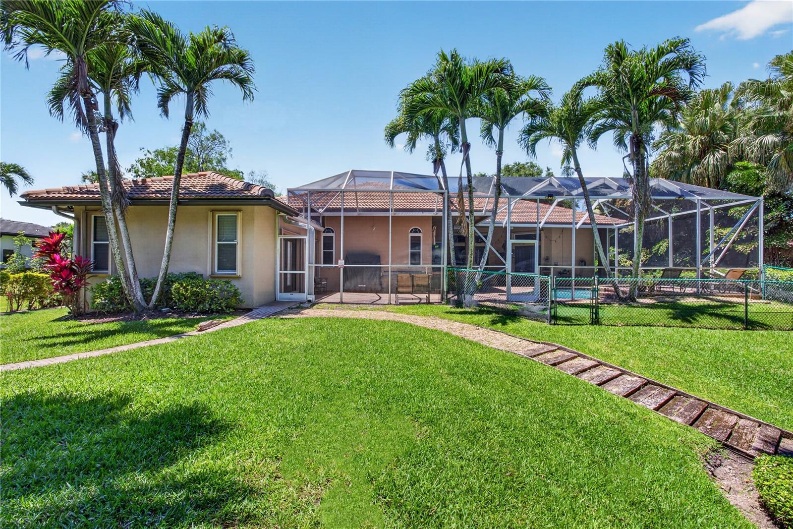 Listing photo id 23 for 5884 79th Way