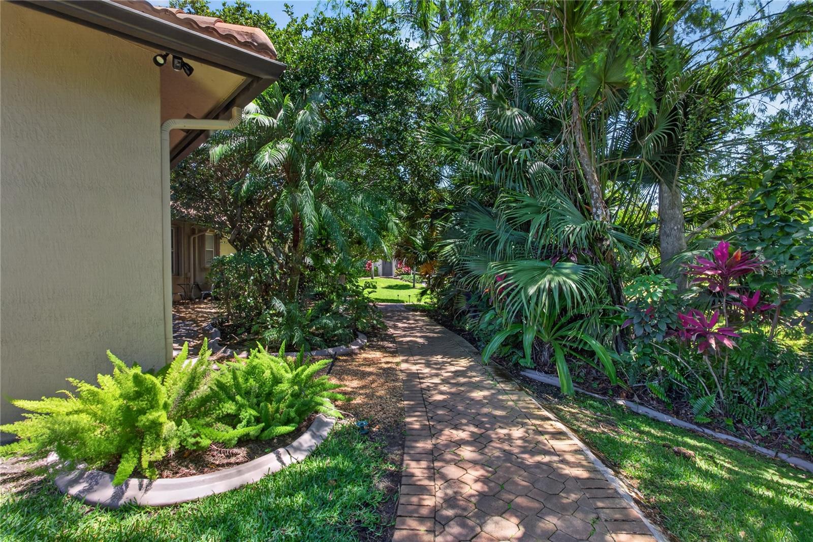 Listing photo id 24 for 5884 79th Way