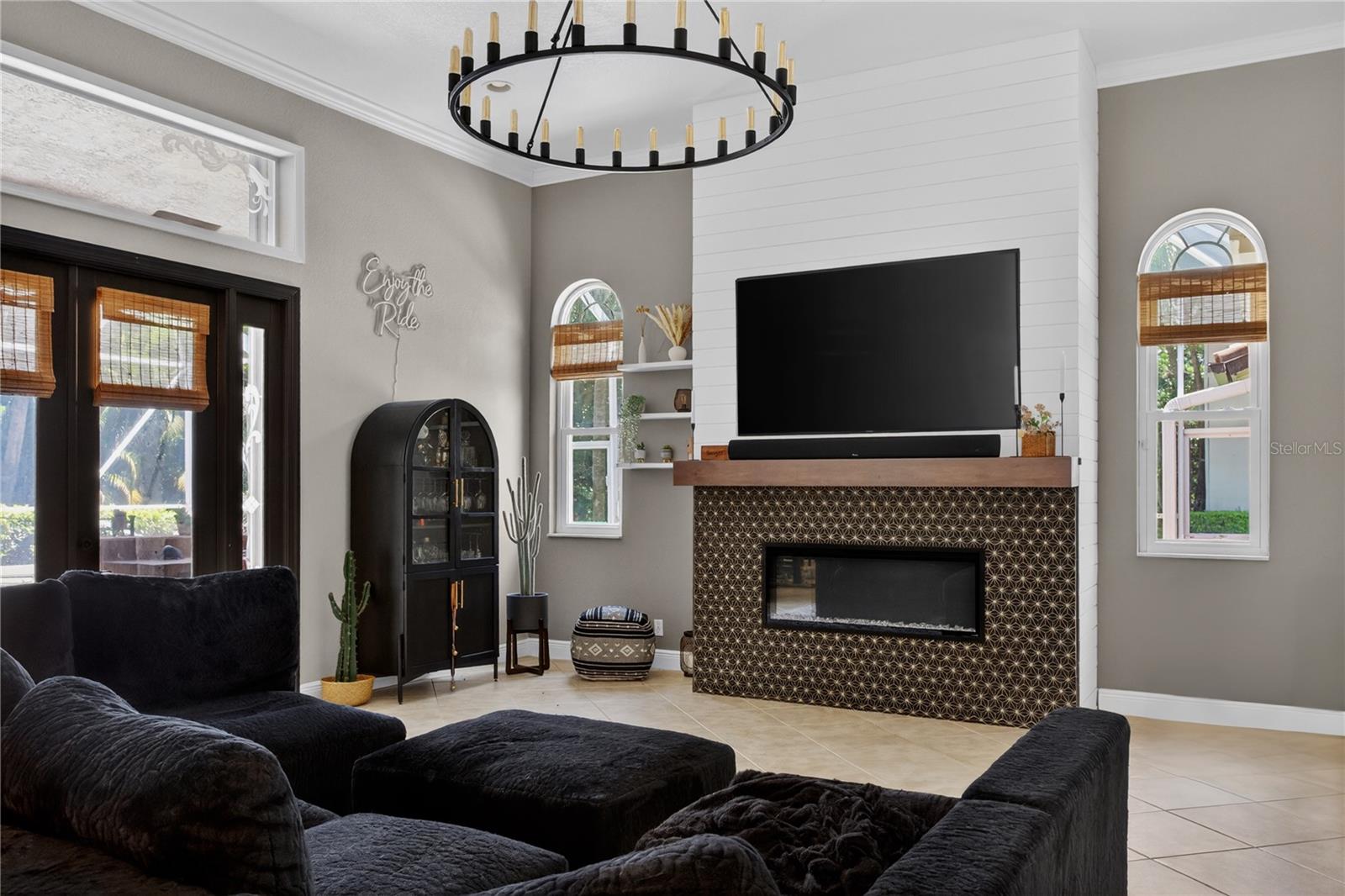 Listing photo id 1 for 5884 79th Way