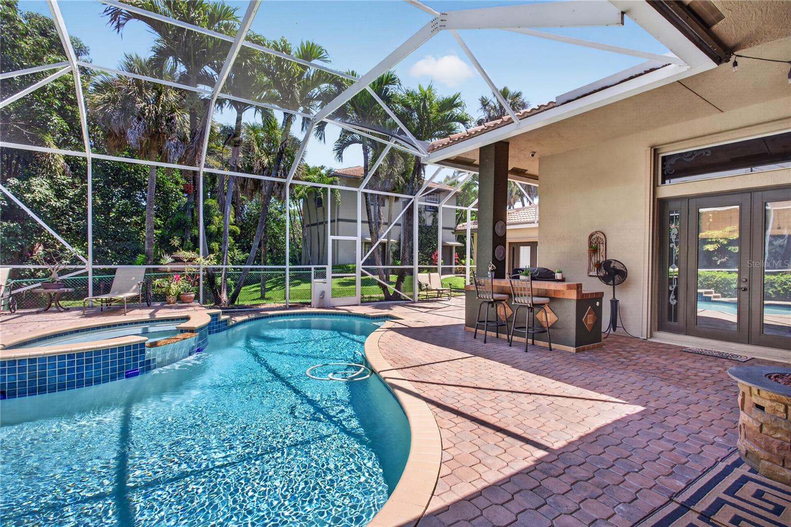 Listing photo id 2 for 5884 79th Way