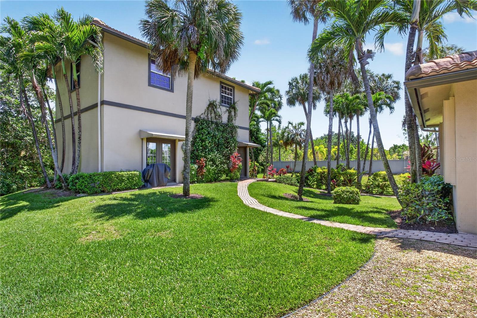Listing photo id 3 for 5884 79th Way
