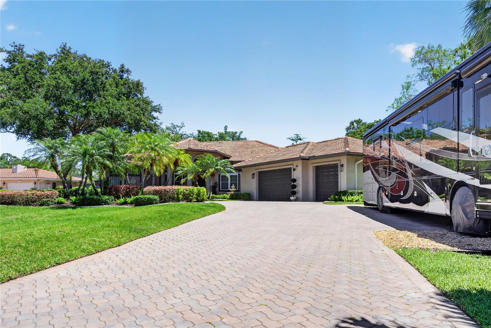 Listing photo id 52 for 5884 79th Way