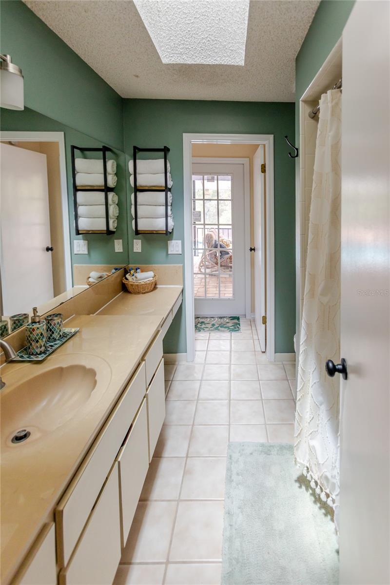Image 24 of 52 For 14692 Linden Drive
