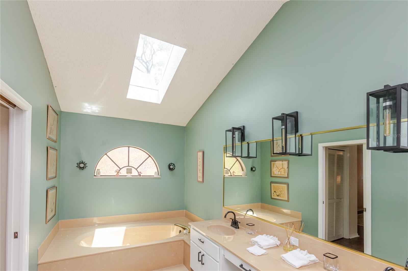 Image 31 of 52 For 14692 Linden Drive