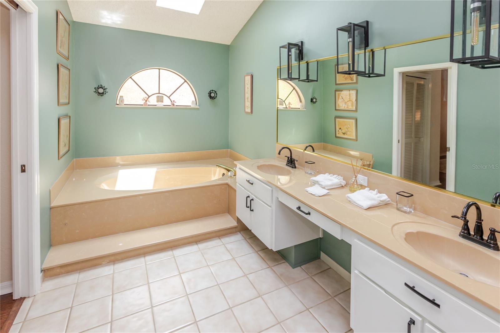 Image 33 of 52 For 14692 Linden Drive