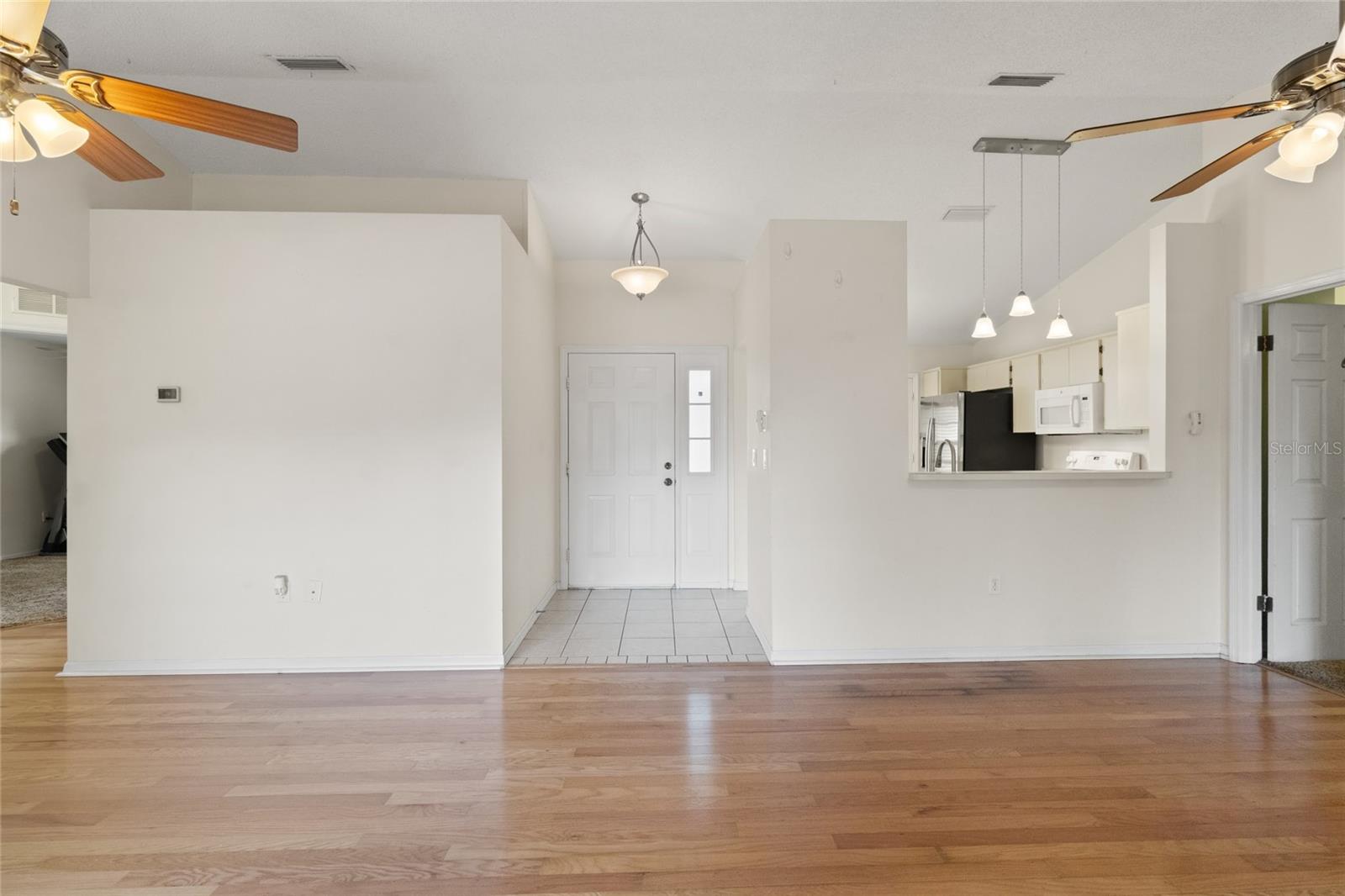 Listing photo id 3 for 8907 Whistler Way