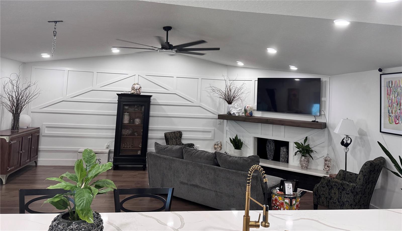 Image 6 of 33 For 8625 Woodcrest Drive