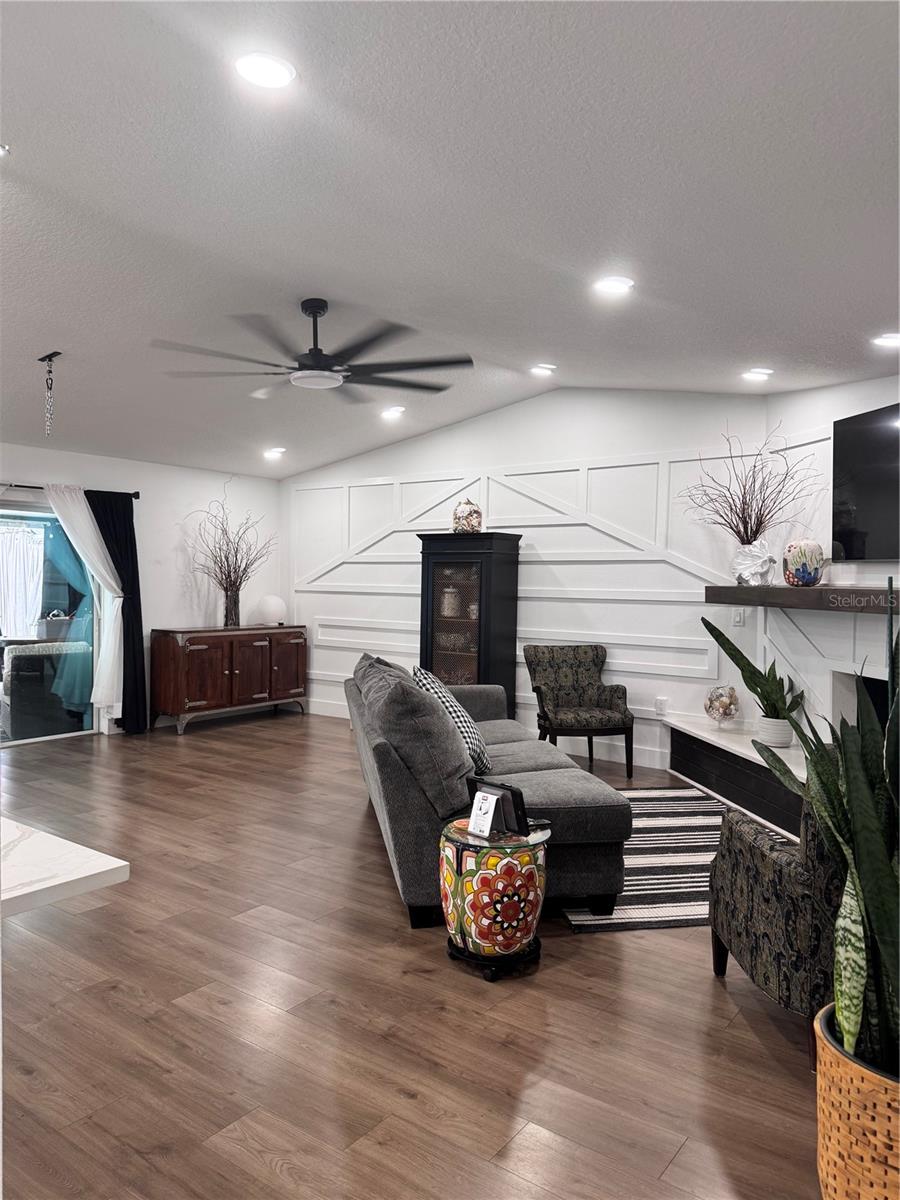 Image 7 of 33 For 8625 Woodcrest Drive