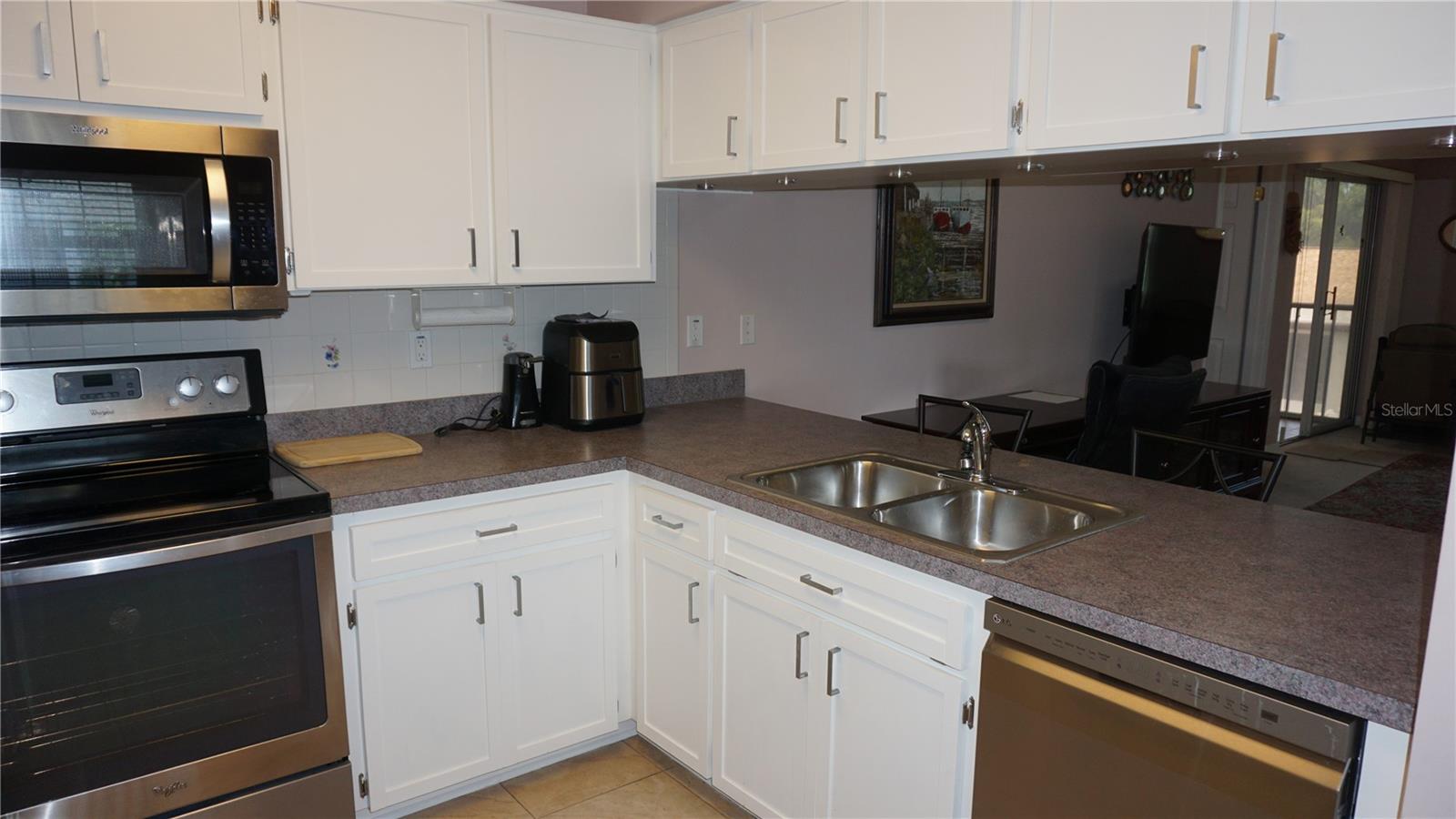 Image 6 of 30 For 7713 Hillside Court 203