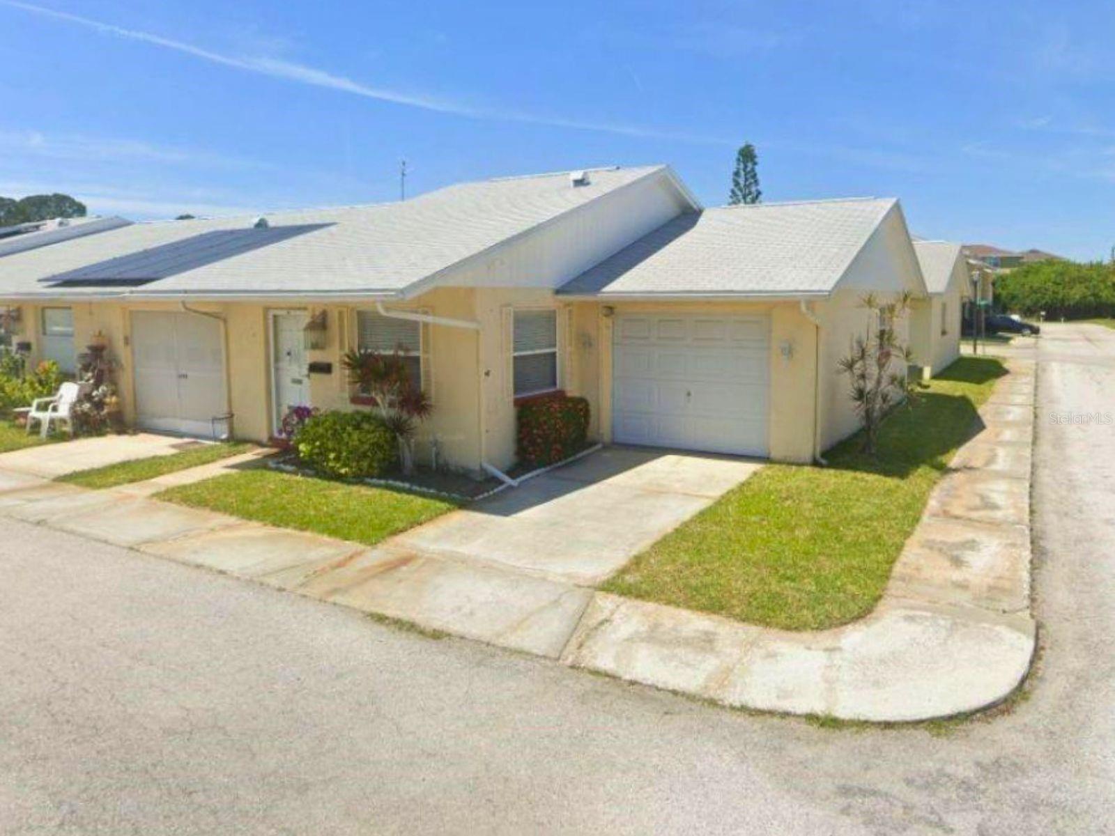 Listing photo id 13 for 4954 Bitner Street