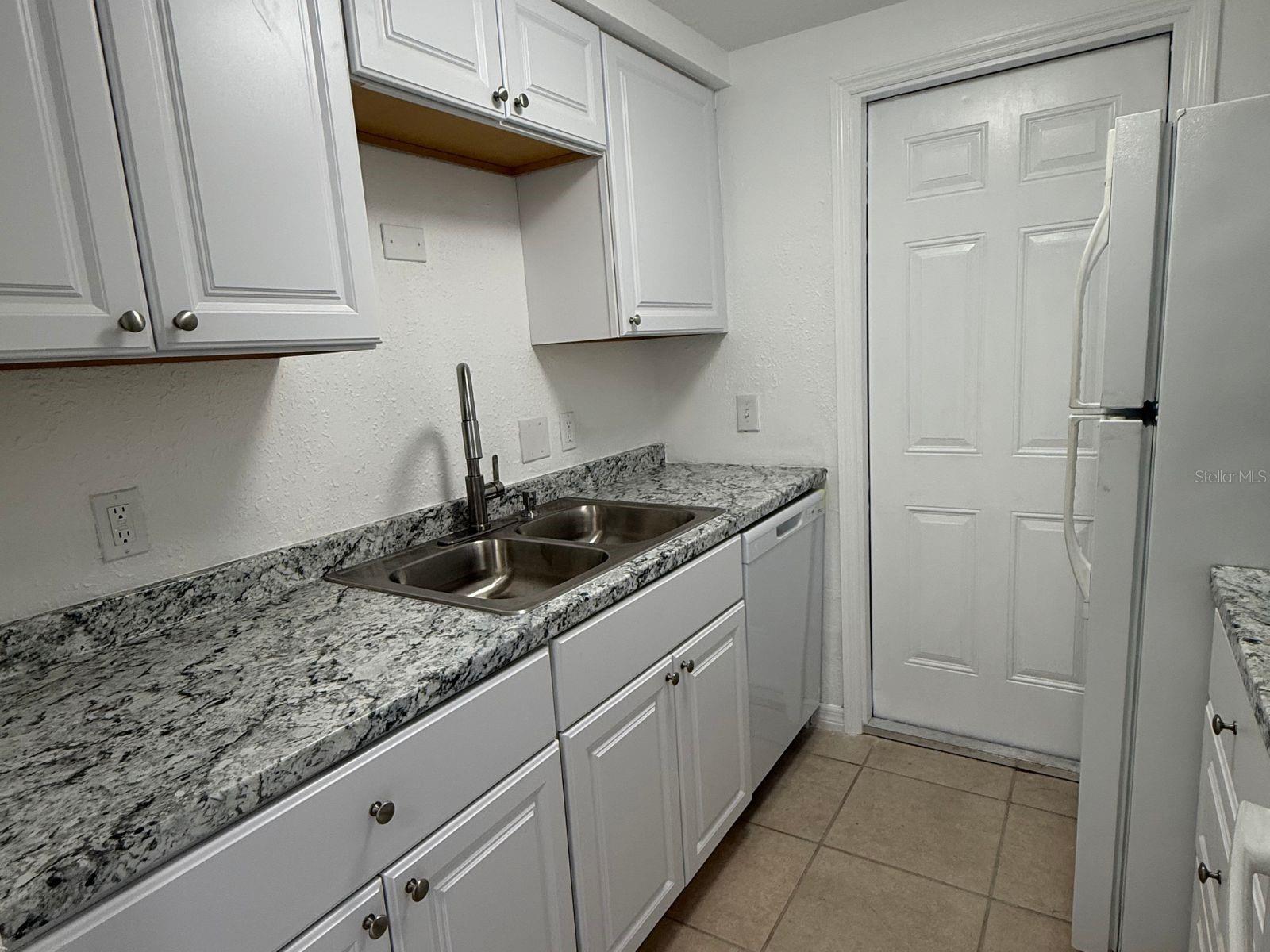 Listing photo id 14 for 4954 Bitner Street