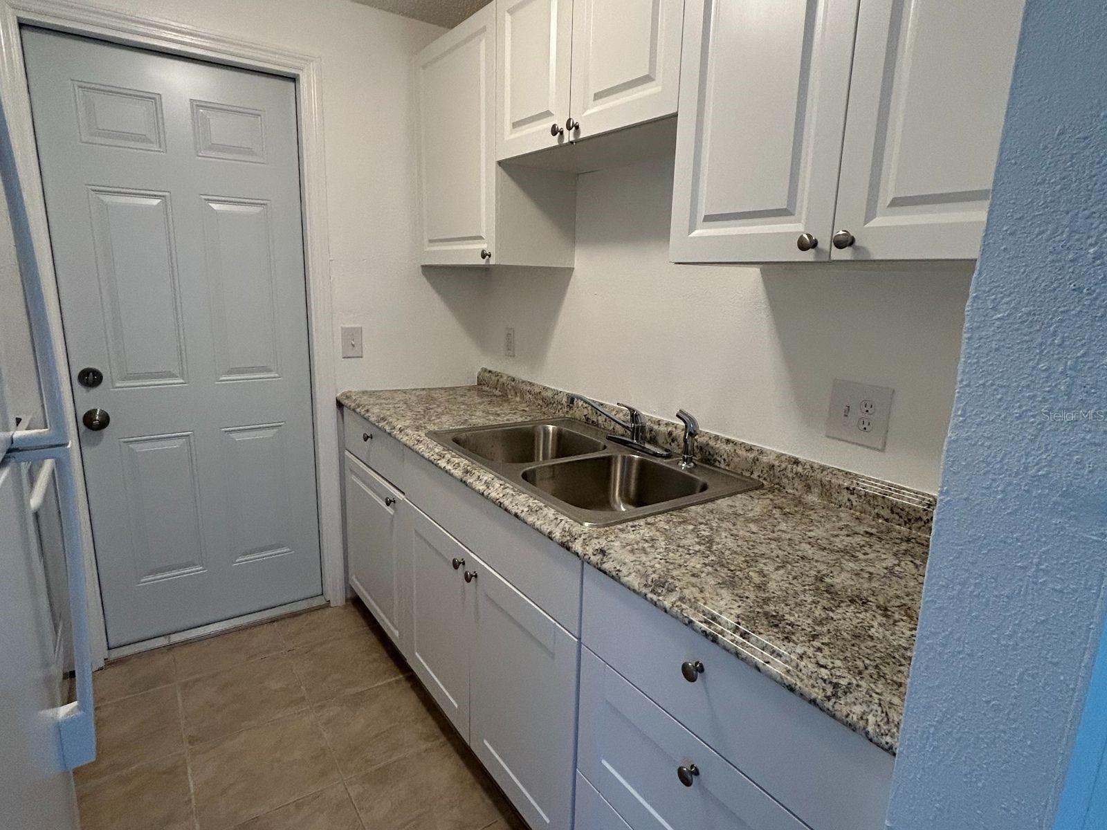 Listing photo id 17 for 4954 Bitner Street