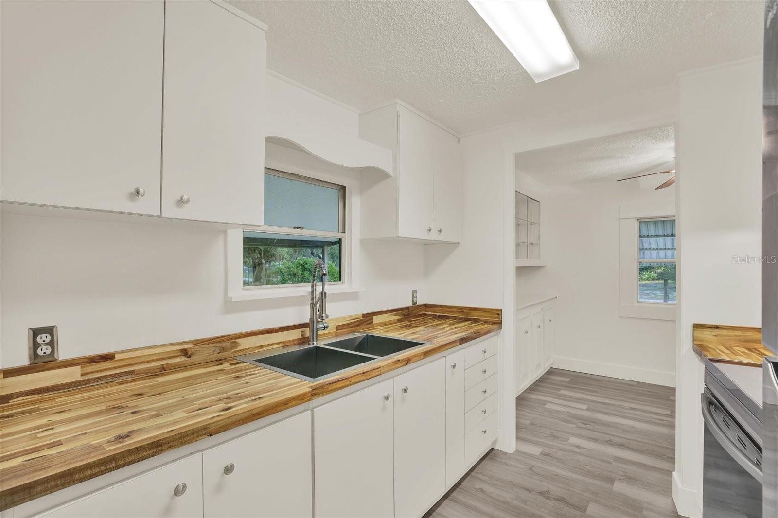 Image 3 of 24 For 10051 Huntley Street