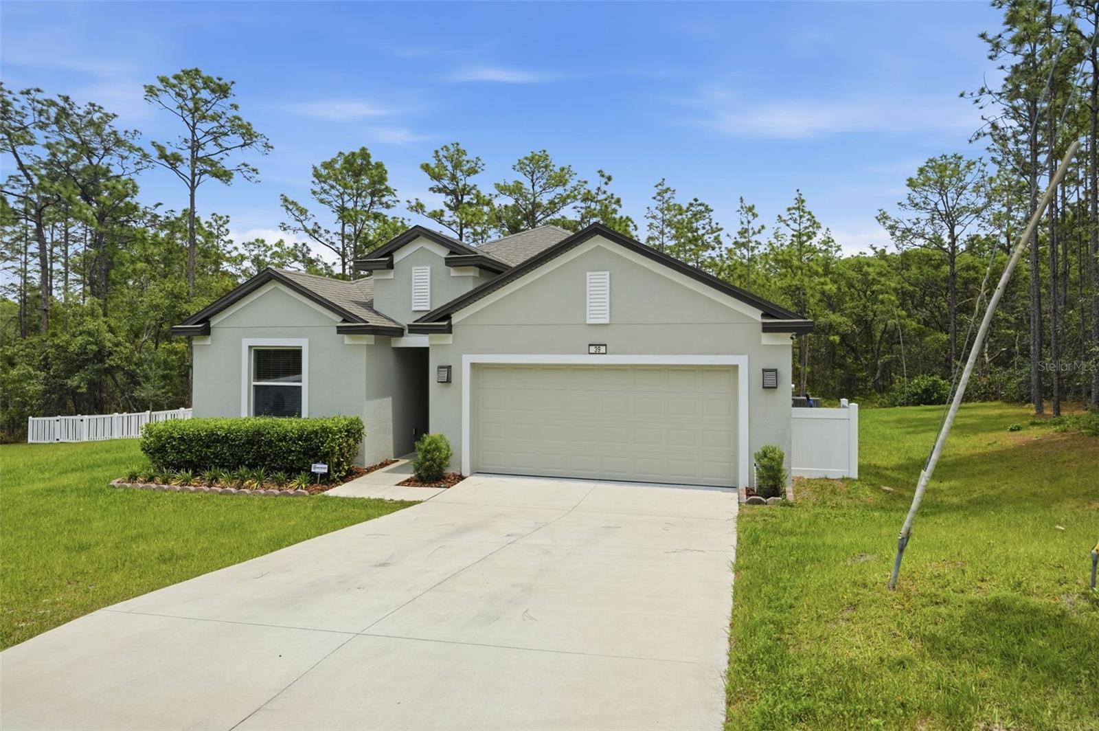 Listing photo id 1 for 39 Milbark Drive