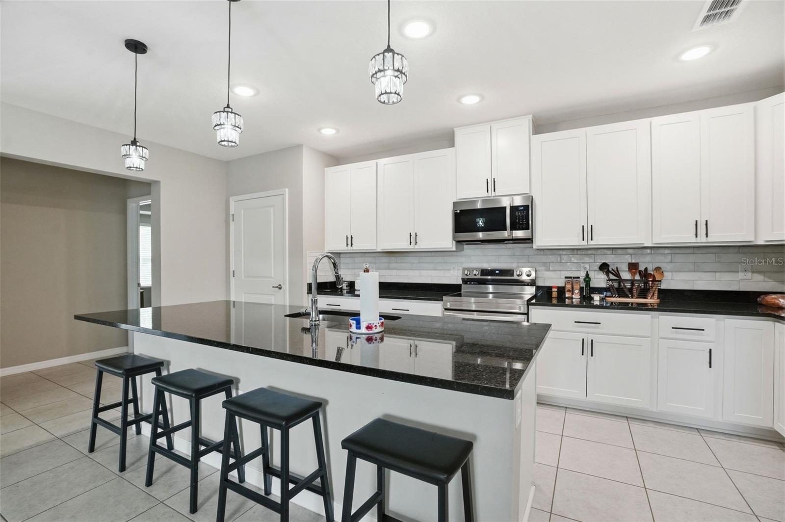 Listing photo id 4 for 39 Milbark Drive