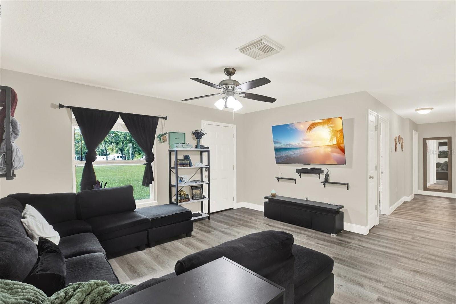Image 3 of 18 For 2133 Colonial Avenue