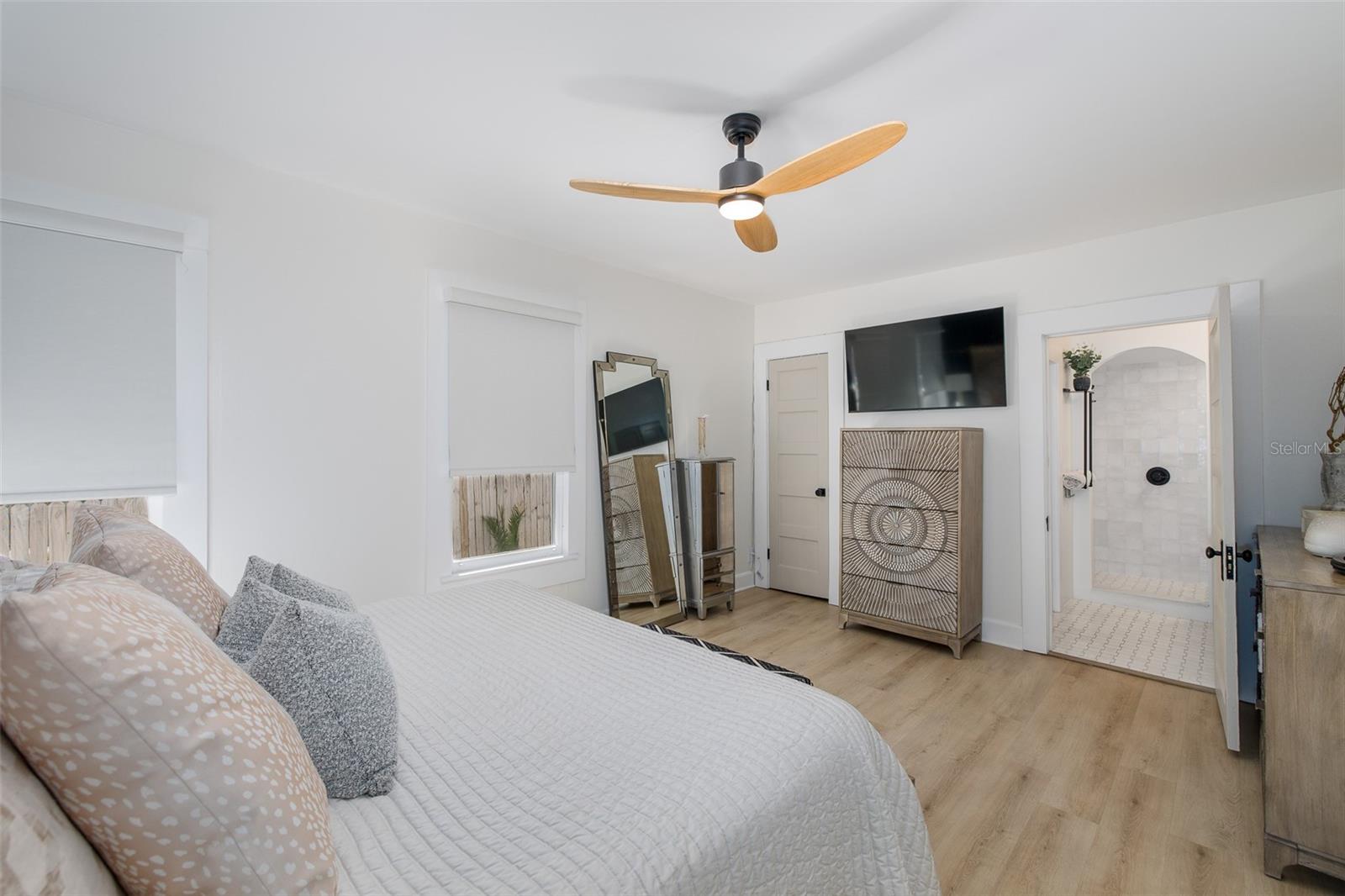 Image 22 of 44 For 909 Crenshaw Street