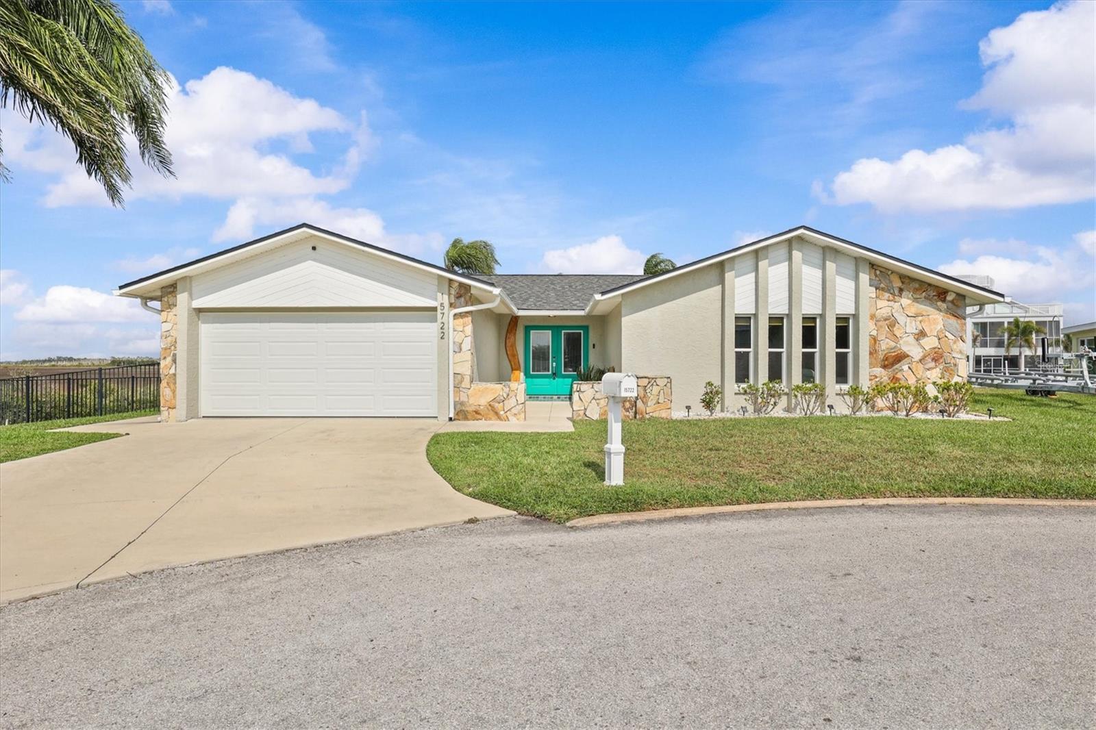 Image 17 of 61 For 15722 Donzi Drive
