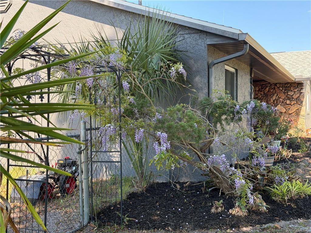Image 4 of 70 For 7533 Applewood Drive