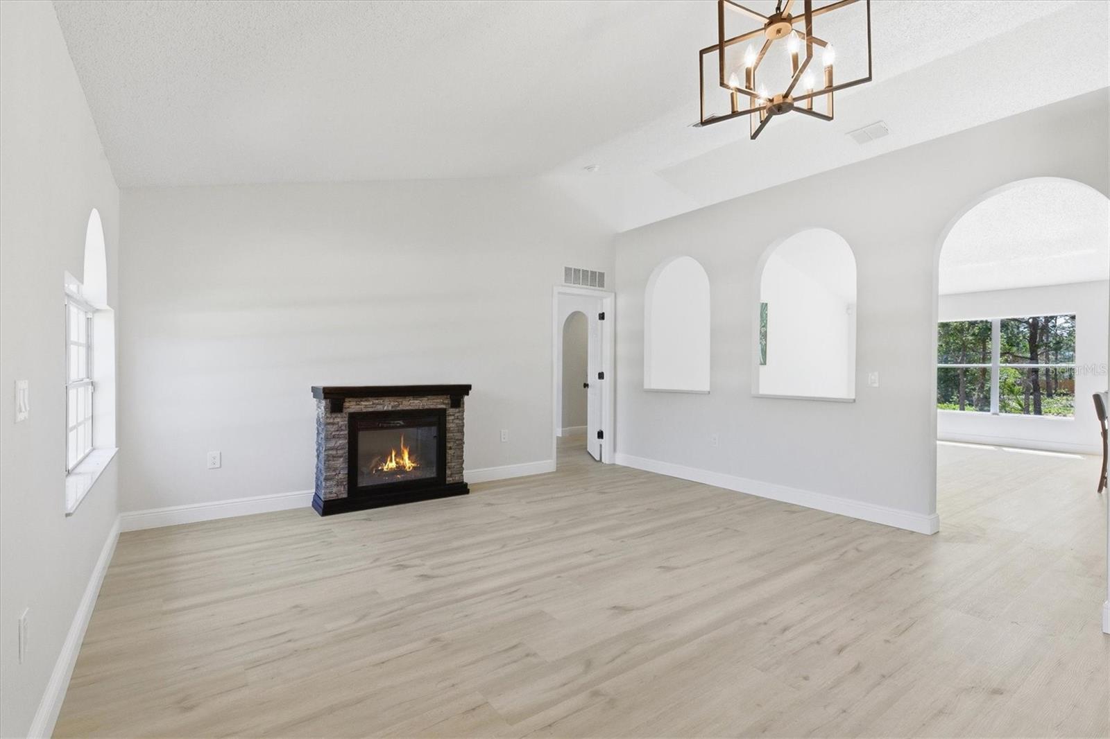 Image 11 of 52 For 18063 Parrot Road