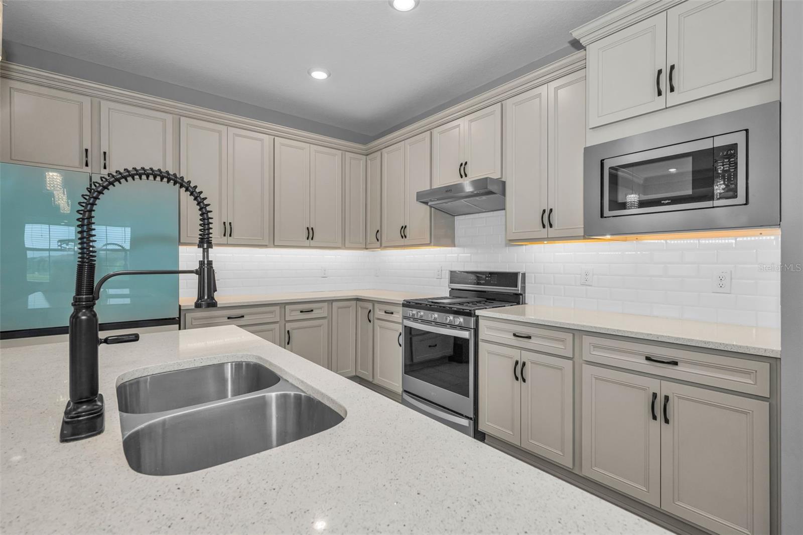 Image 16 of 81 For 19865 Sea Glass Circle
