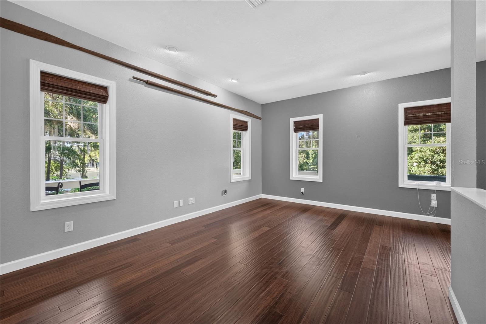 Listing photo id 17 for 28211 Magnon Drive