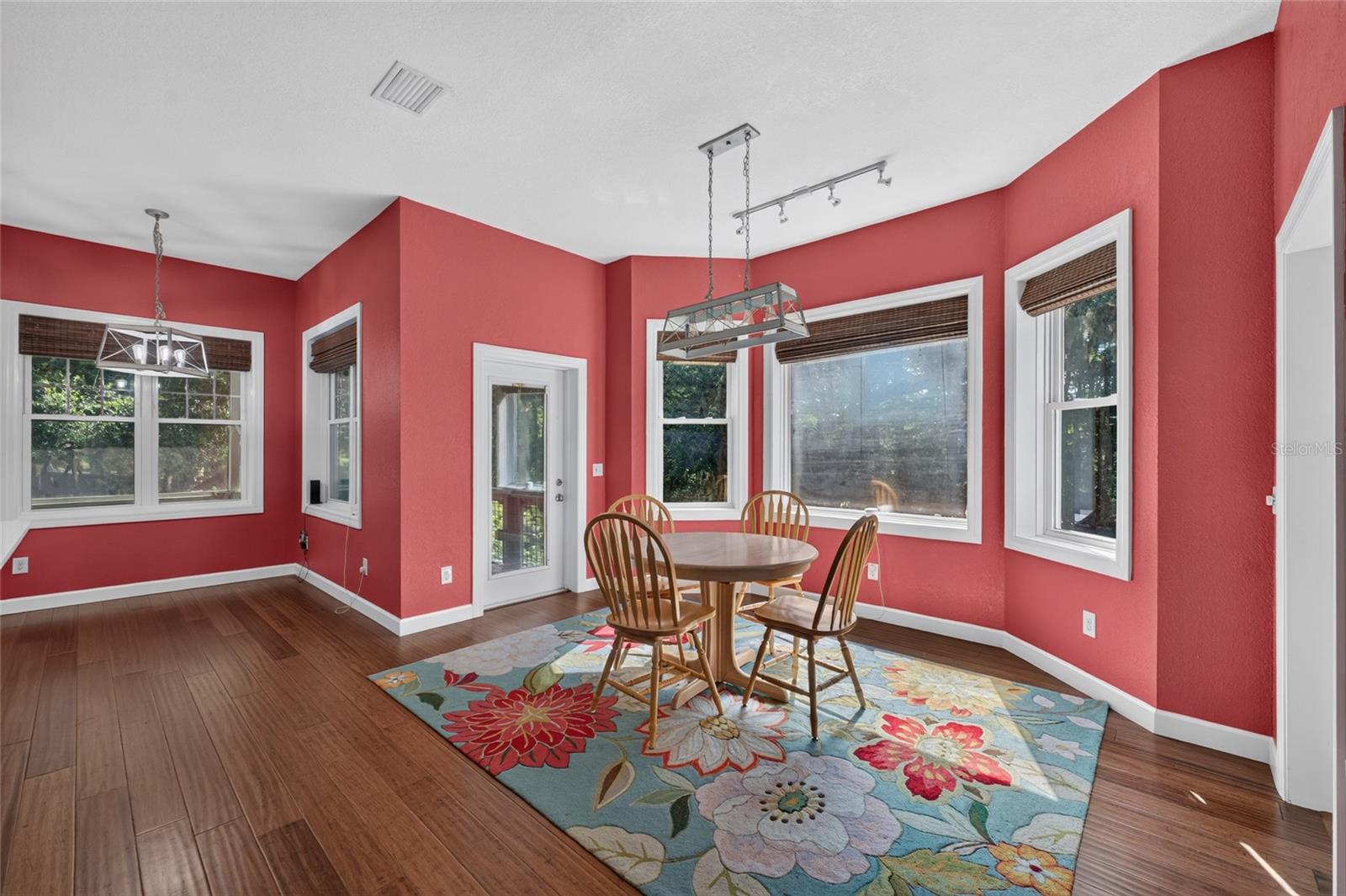 Listing photo id 22 for 28211 Magnon Drive