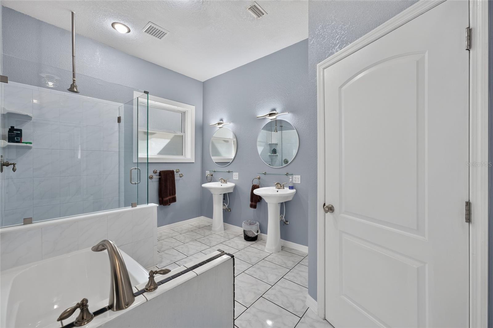 Listing photo id 26 for 28211 Magnon Drive
