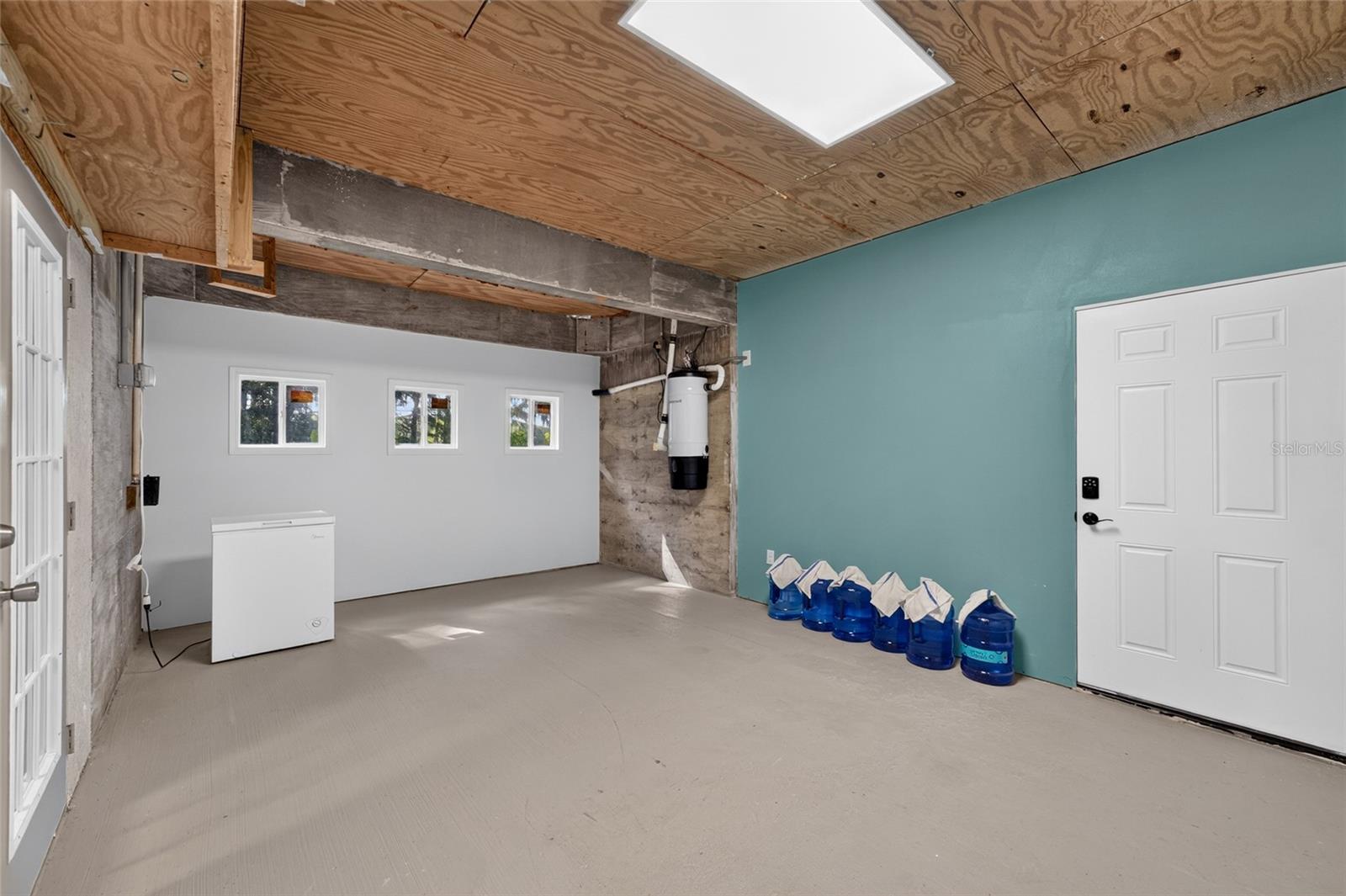 Listing photo id 38 for 28211 Magnon Drive